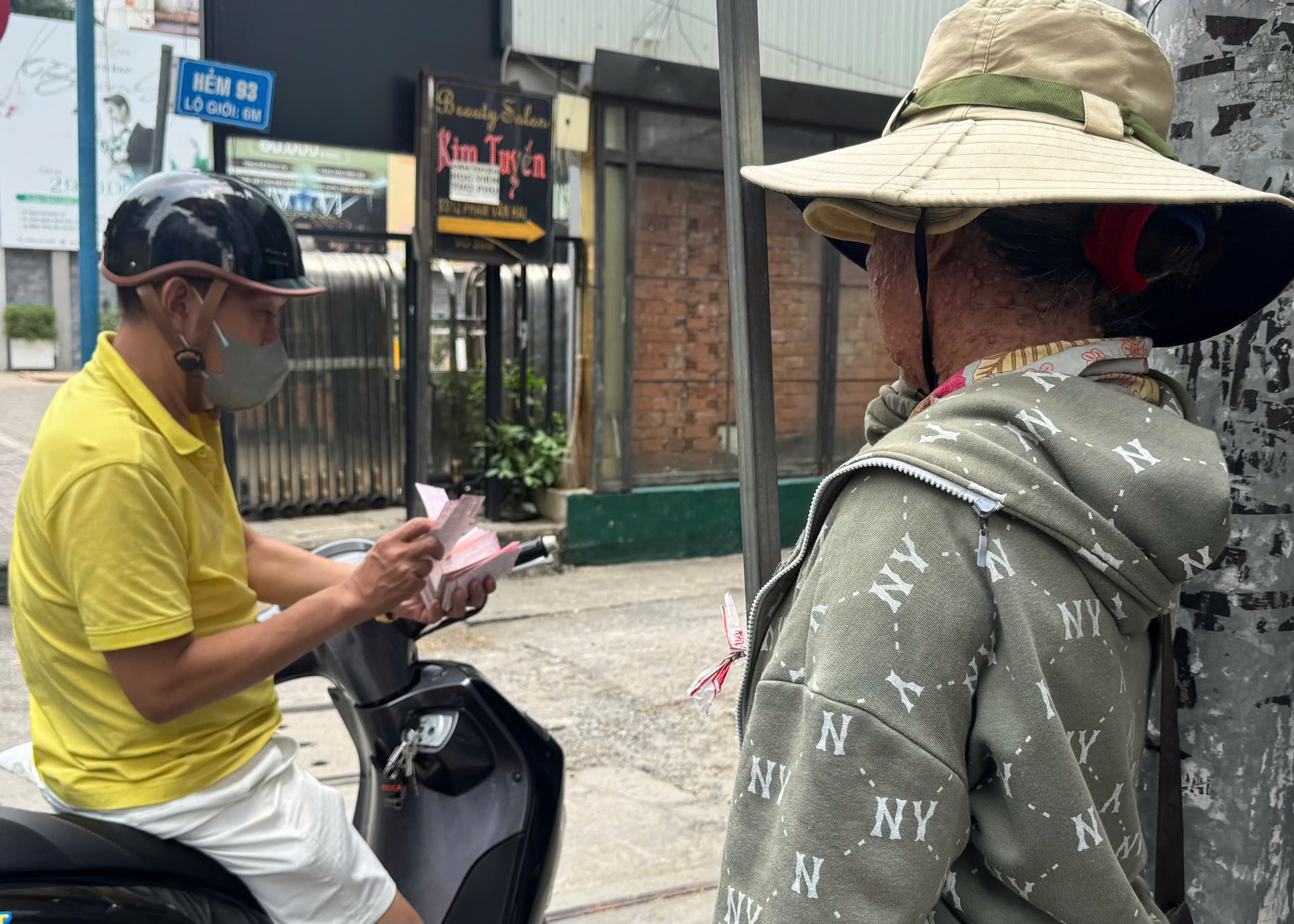 Vòng xoáy vé số 'mua đứt bán đoạn': Phận đời '3 không' giữa doanh thu 155.500 tỉ- Ảnh 3. Vòng xoáy vé số 'mua đứt bán đoạn': Phận đời '3 không' giữa doanh thu 155.500 tỉ- Ảnh 3.