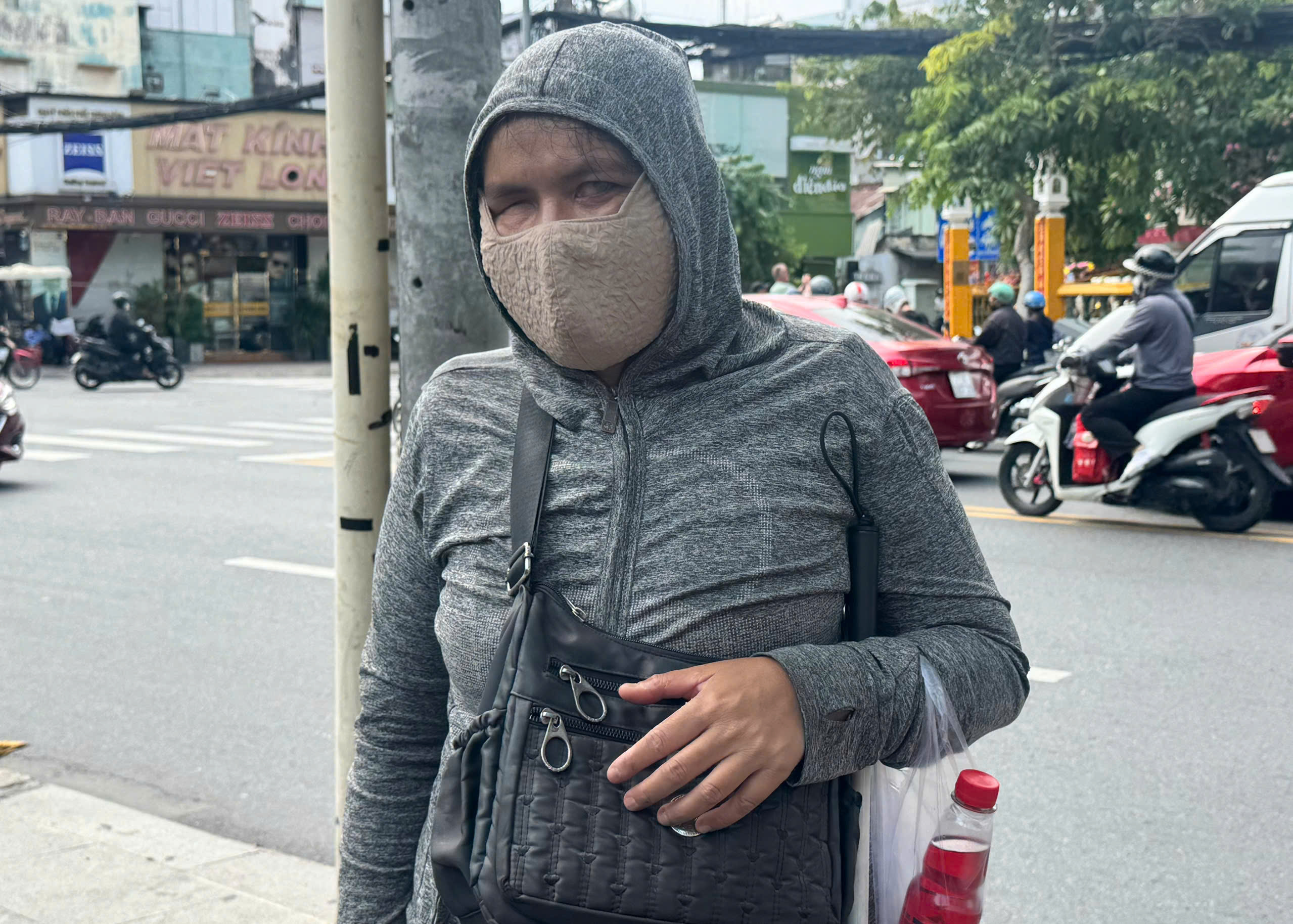 Vòng xoáy vé số 'mua đứt bán đoạn': Nghiệt ngã phận đời khiếm khuyết- Ảnh 1.