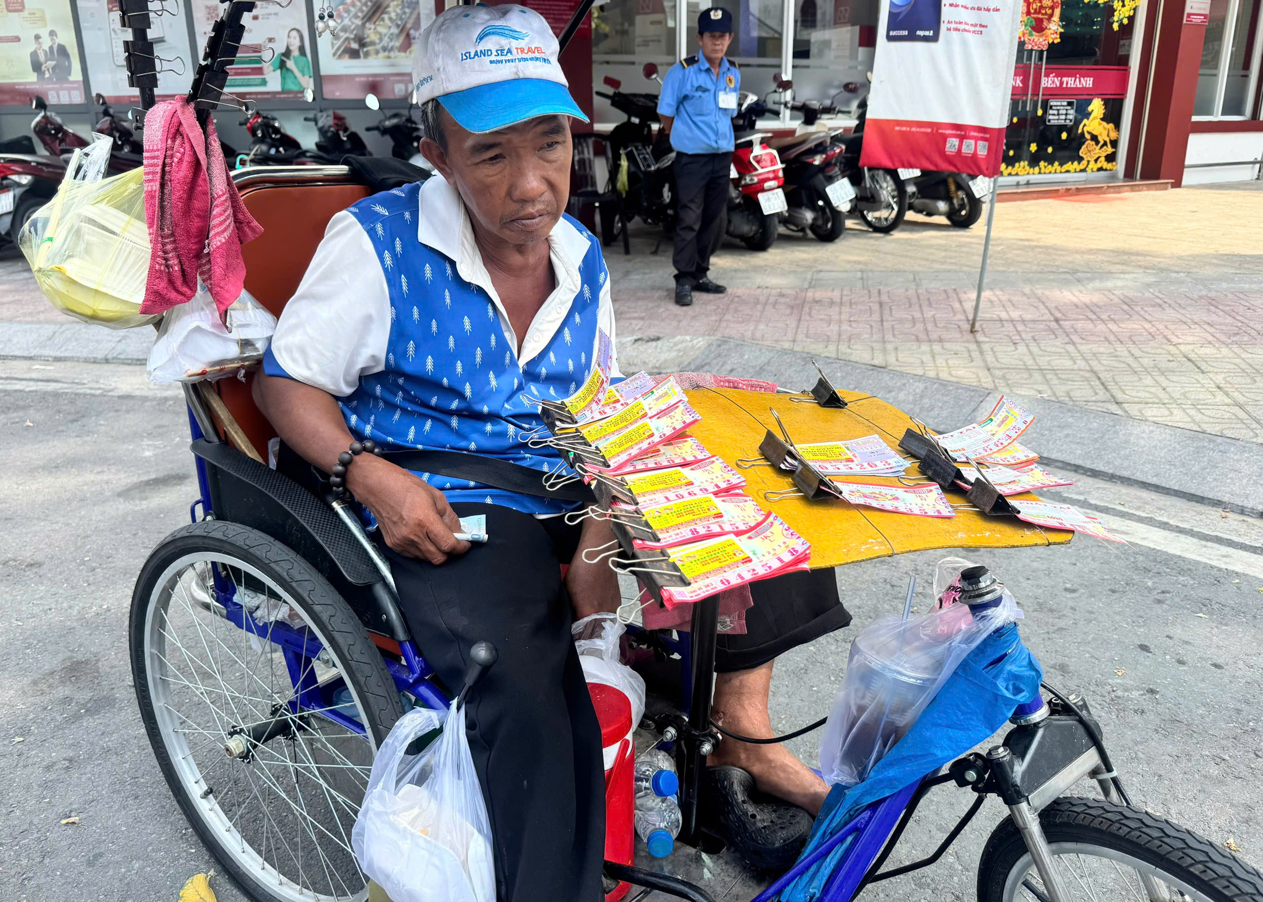 Vòng xoáy vé số 'mua đứt bán đoạn': Đi bộ gần 30 km bán 200 tờ vé- Ảnh 3.