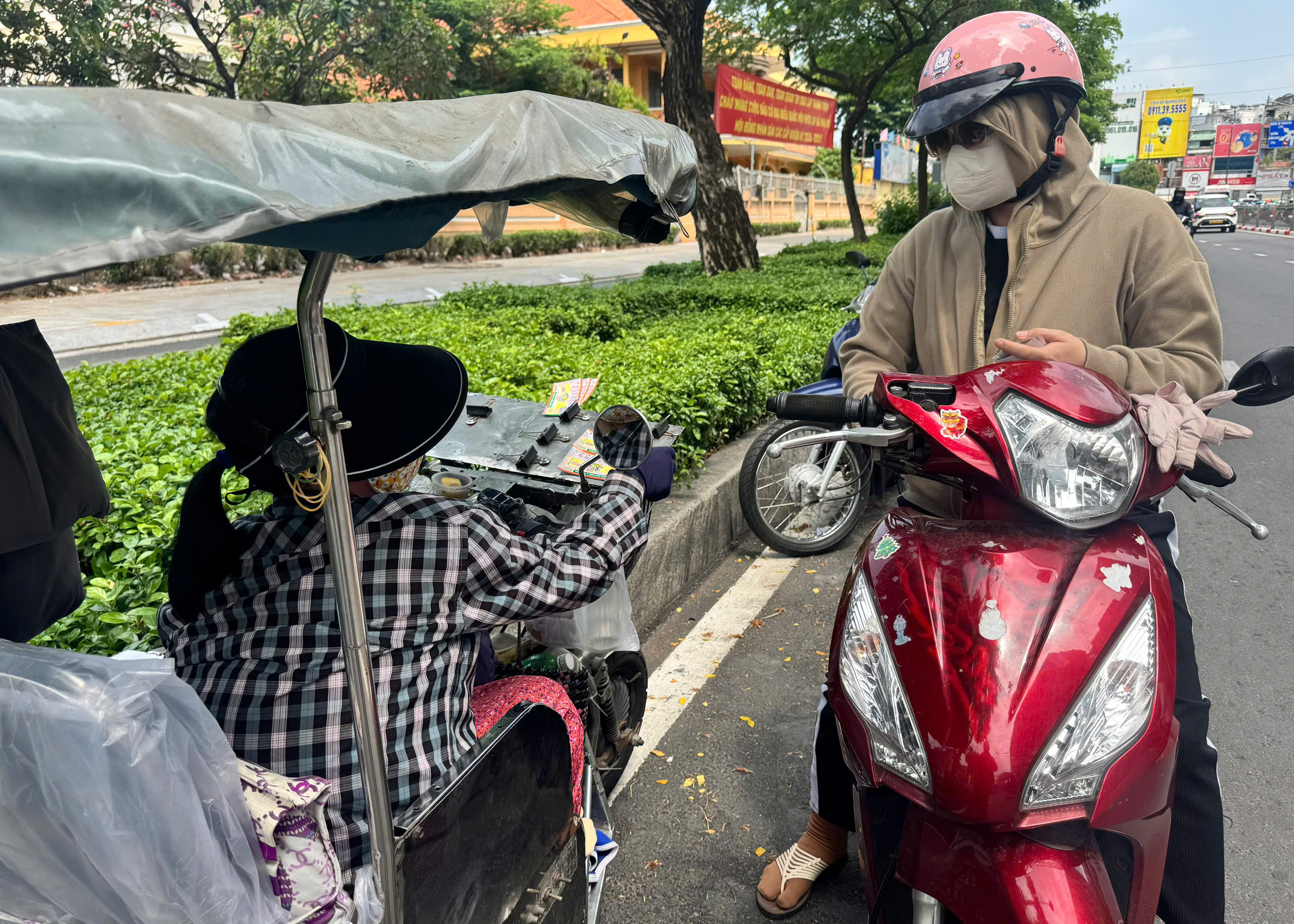 Vòng xoáy vé số 'mua đứt bán đoạn': Nghiệt ngã phận đời khiếm khuyết- Ảnh 4.