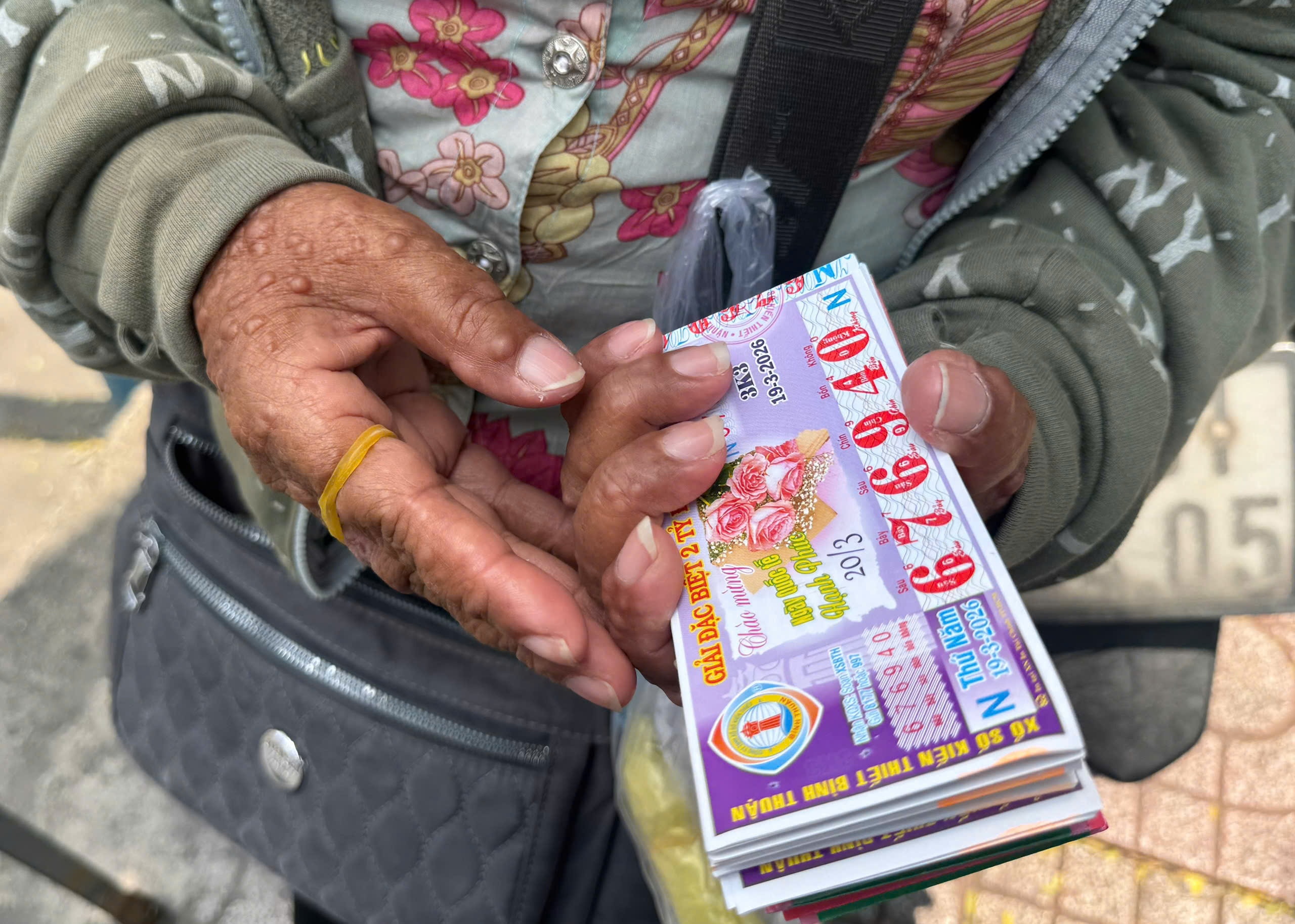 Vòng xoáy vé số 'mua đứt bán đoạn': Đi bộ gần 30 km bán 200 tờ vé- Ảnh 2.