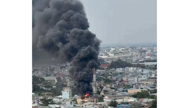 Ch&aacute;y b&atilde;i phế liệu ni l&ocirc;ng, cột kh&oacute;i đen phủ k&iacute;n khu d&acirc;n cư ở TP.HCM- Ảnh 5.