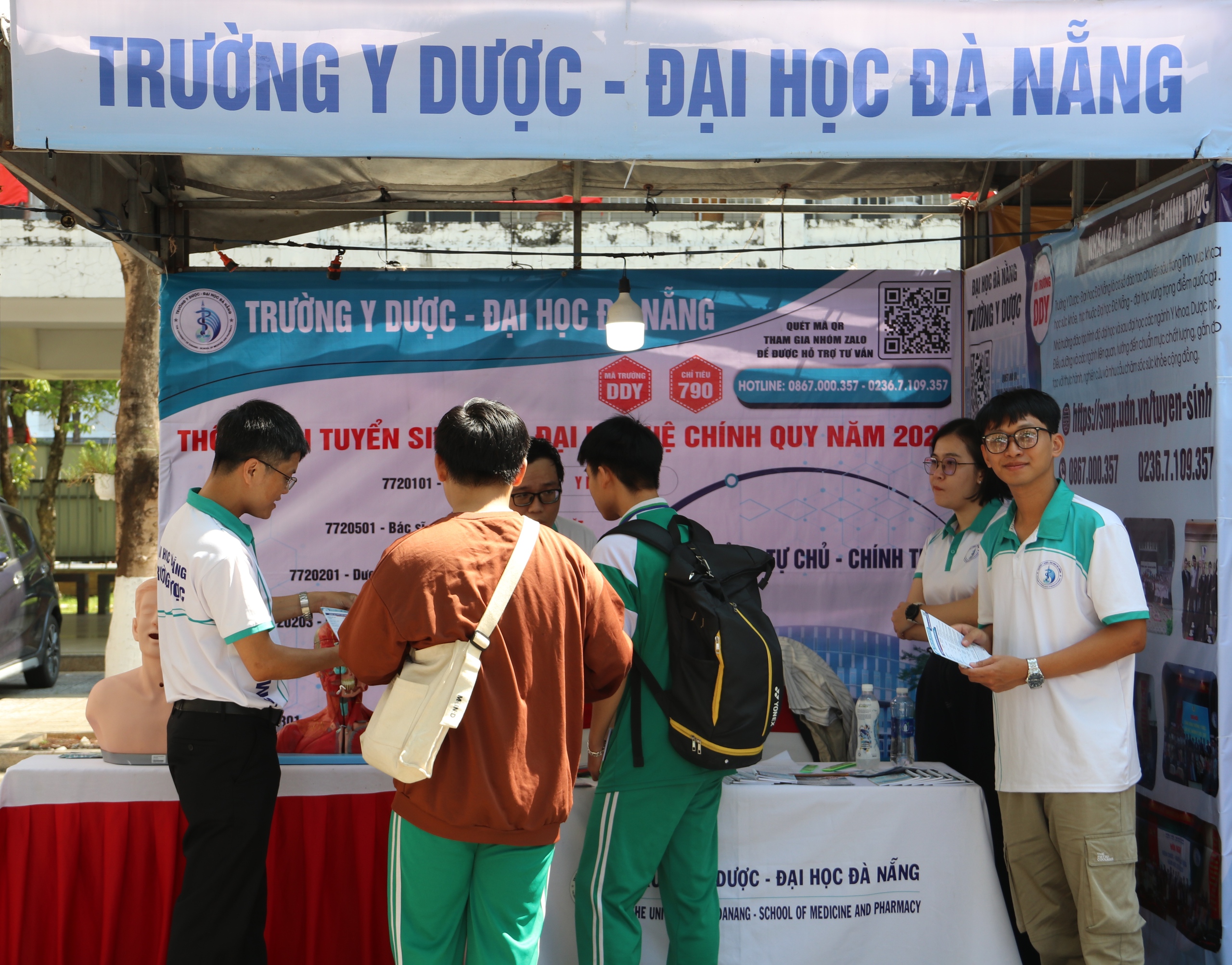 Tư vấn m&ugrave;a thi: Gian h&agrave;ng 'n&oacute;ng' từ s&aacute;ng sớm, học sinh săn cơ hội tương lai - Ảnh 24.