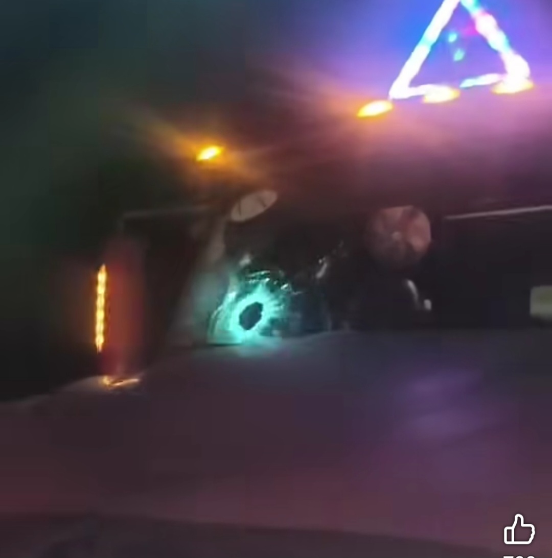 Hàng loạt xe tải bị ném đá dữ dội trên cao tốc đoạn qua tỉnh Quảng Trị- Ảnh 3. Hàng loạt xe tải bị ném đá dữ dội trên cao tốc đoạn qua tỉnh Quảng Trị- Ảnh 3.