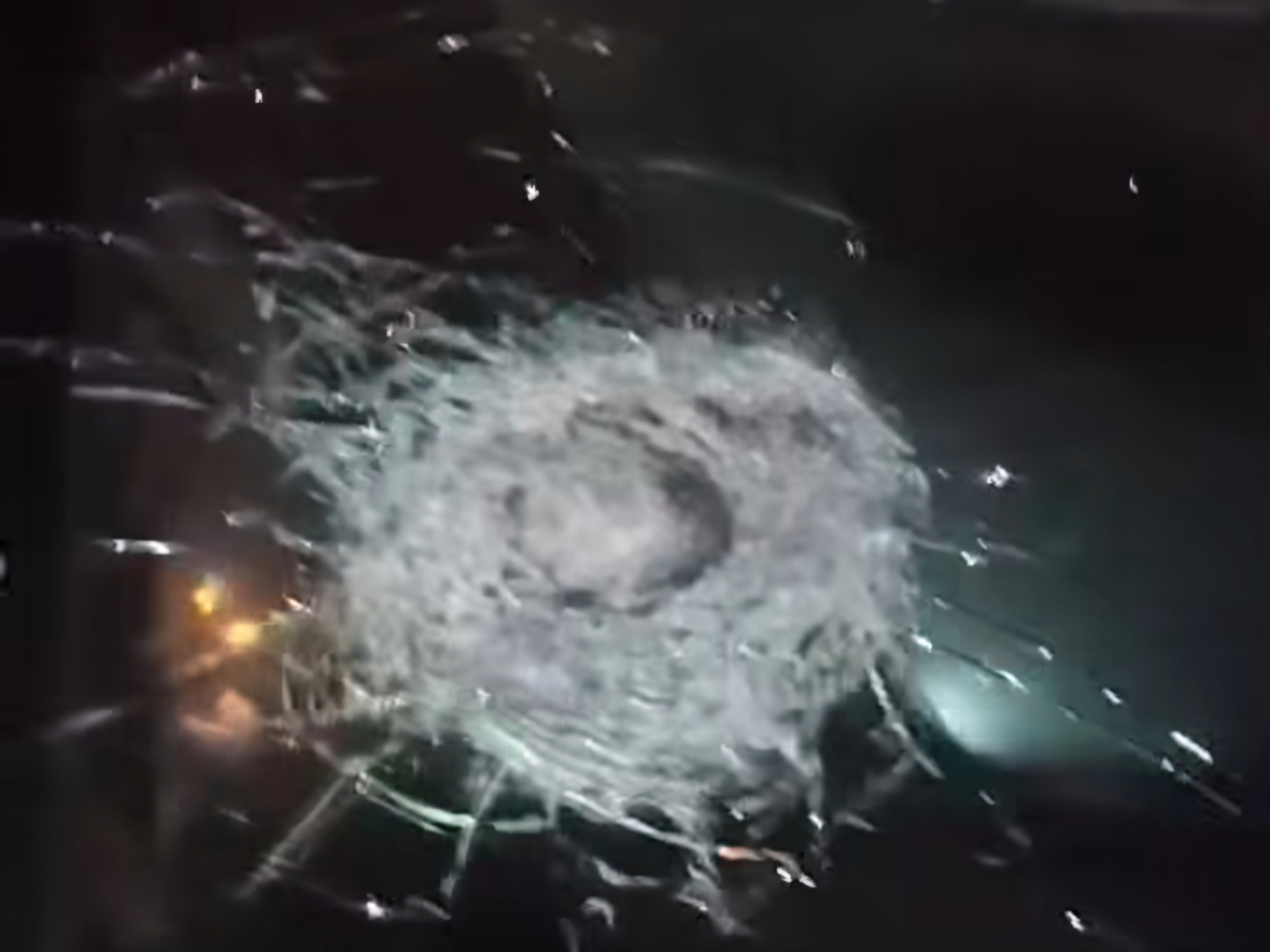 Hàng loạt xe tải bị ném đá dữ dội trên cao tốc đoạn qua tỉnh Quảng Trị- Ảnh 2. Hàng loạt xe tải bị ném đá dữ dội trên cao tốc đoạn qua tỉnh Quảng Trị- Ảnh 2.