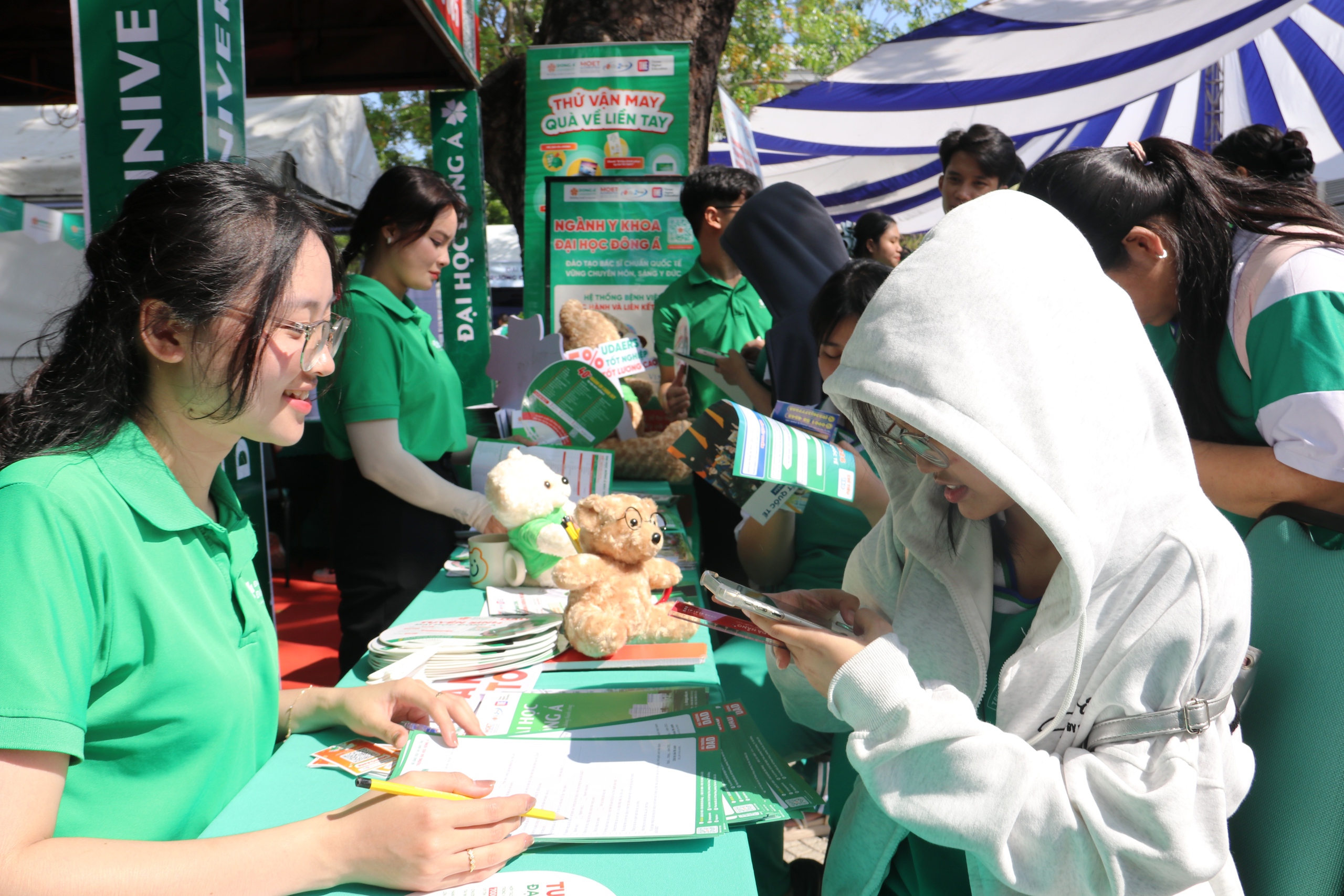 Tư vấn m&ugrave;a thi: Gian h&agrave;ng 'n&oacute;ng' từ s&aacute;ng sớm, học sinh săn cơ hội tương lai - Ảnh 1.