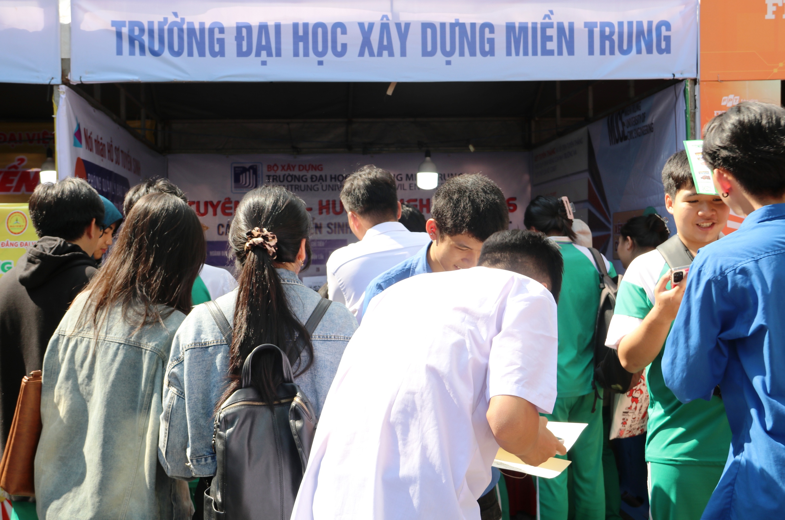 Tư vấn m&ugrave;a thi: Gian h&agrave;ng 'n&oacute;ng' từ s&aacute;ng sớm, học sinh săn cơ hội tương lai - Ảnh 22.