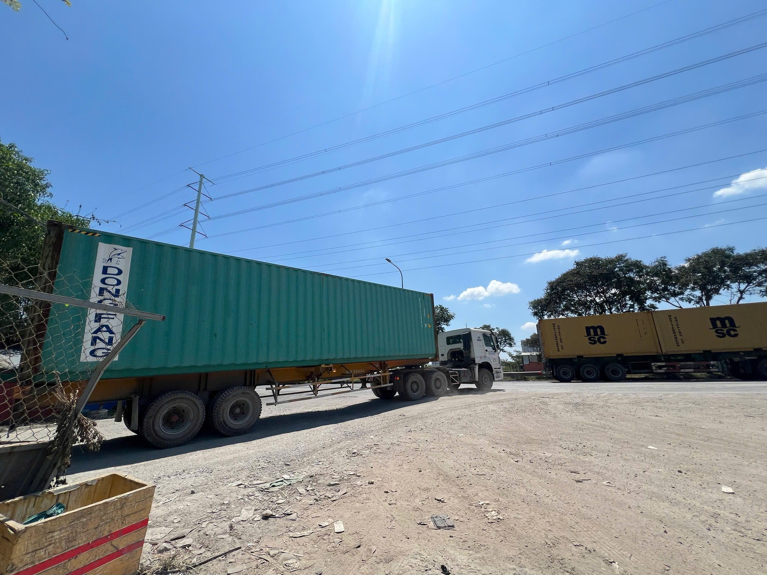 Loạt bãi xe trái phép đường Võ Chí Công: Không lẽ bó tay?- Ảnh 8. Loạt bãi xe trái phép đường Võ Chí Công: Không lẽ bó tay?- Ảnh 8.