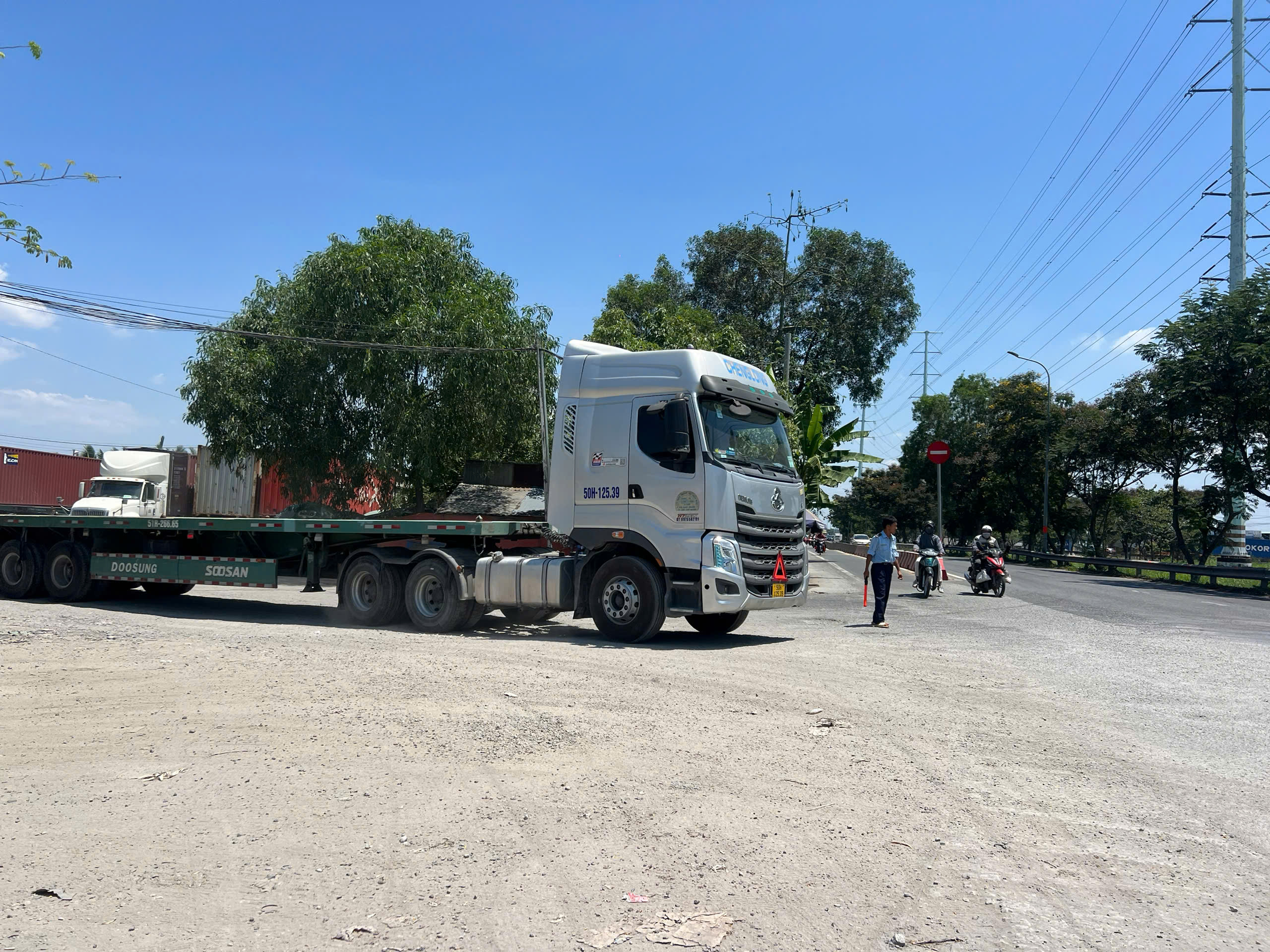 Loạt bãi xe trái phép đường Võ Chí Công: Không lẽ bó tay?- Ảnh 3. Loạt bãi xe trái phép đường Võ Chí Công: Không lẽ bó tay?- Ảnh 3.