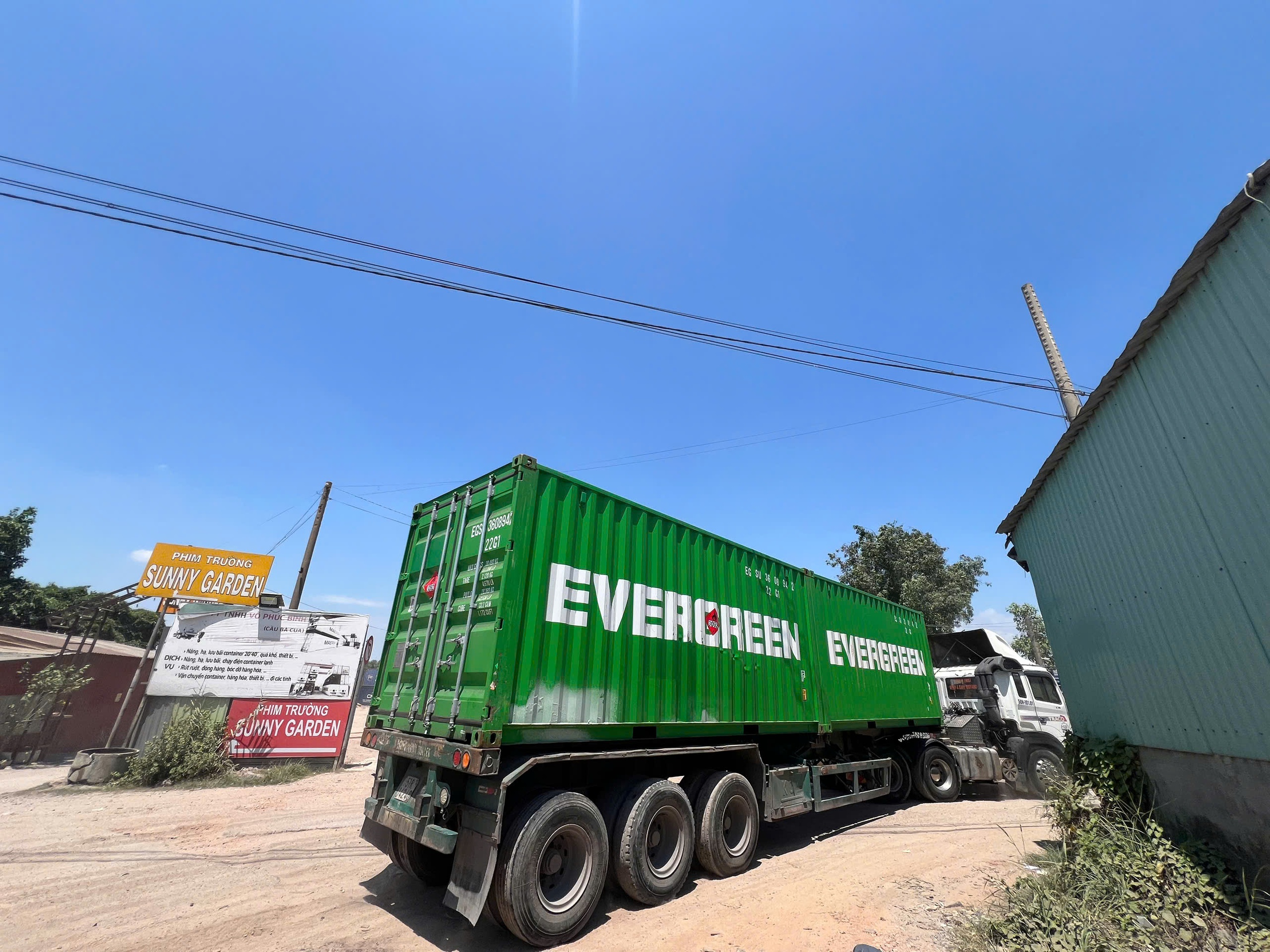 Loạt bãi xe trái phép đường Võ Chí Công: Không lẽ bó tay?- Ảnh 7. Loạt bãi xe trái phép đường Võ Chí Công: Không lẽ bó tay?- Ảnh 7.