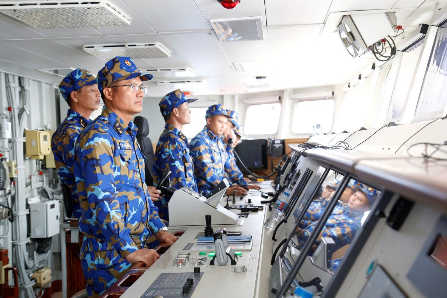 28 giờ Hải quân Việt Nam - Trung Quốc tuần tra, huấn luyện trên vịnh Bắc bộ- Ảnh 6. 28 giờ Hải quân Việt Nam - Trung Quốc tuần tra, huấn luyện trên vịnh Bắc bộ- Ảnh 6.