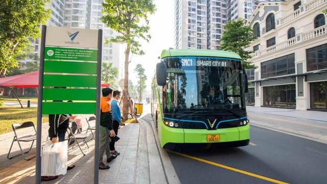 Nhiều người chọn xe điện, metro để giảm &aacute;p lực gi&aacute; xăng- Ảnh 2.