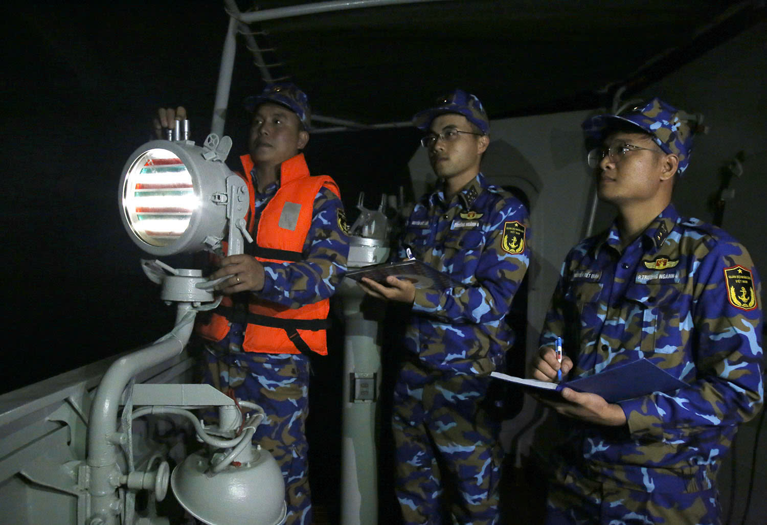 28 giờ Hải quân Việt Nam - Trung Quốc tuần tra, huấn luyện trên vịnh Bắc bộ- Ảnh 7. 28 giờ Hải quân Việt Nam - Trung Quốc tuần tra, huấn luyện trên vịnh Bắc bộ- Ảnh 7.