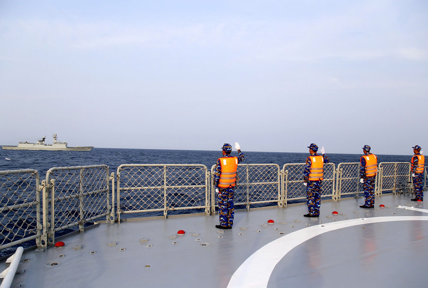 28 giờ Hải quân Việt Nam - Trung Quốc tuần tra, huấn luyện trên vịnh Bắc bộ- Ảnh 12. 28 giờ Hải quân Việt Nam - Trung Quốc tuần tra, huấn luyện trên vịnh Bắc bộ- Ảnh 12.