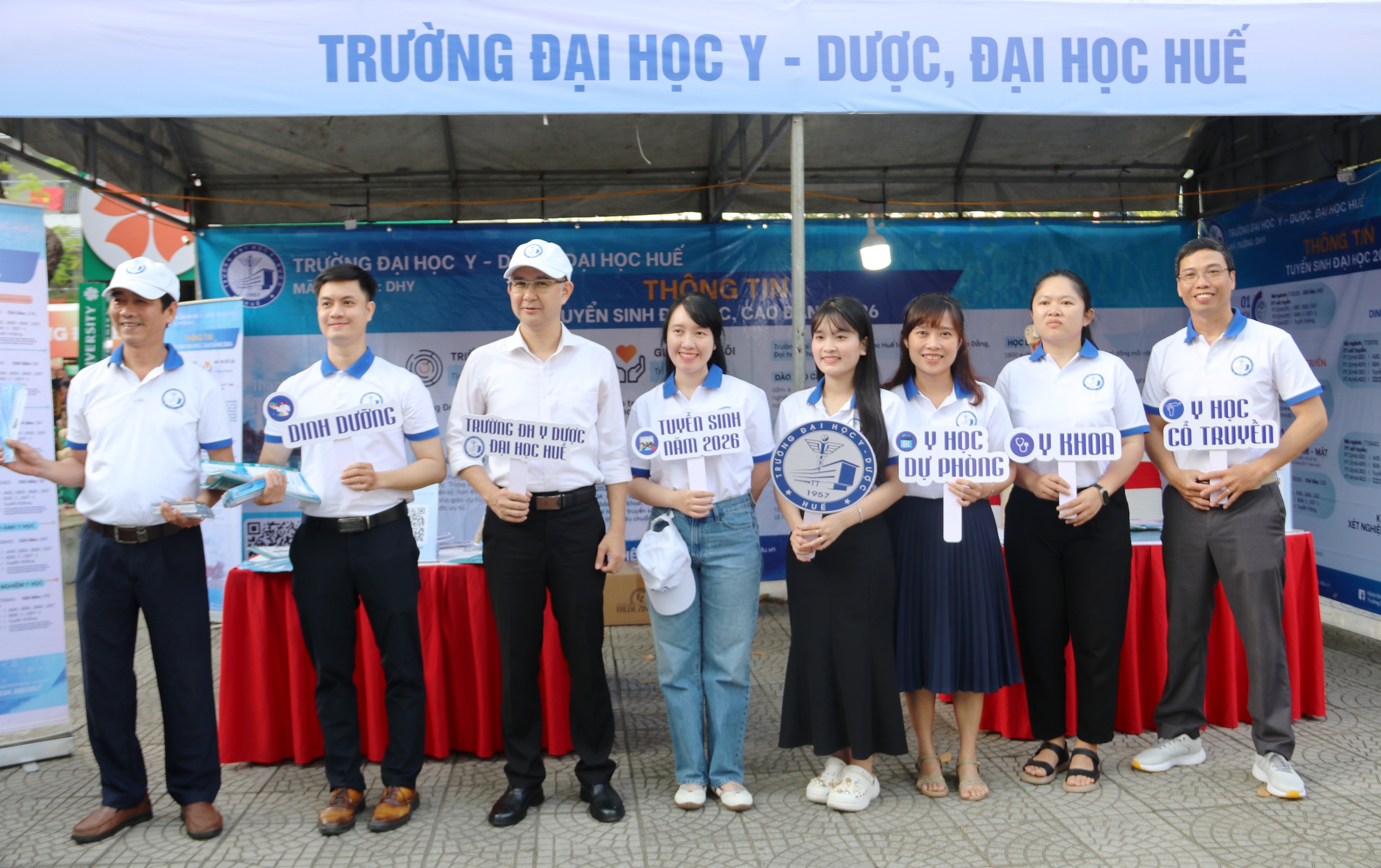 Tư vấn m&ugrave;a thi: Gian h&agrave;ng 'n&oacute;ng' từ s&aacute;ng sớm, học sinh săn cơ hội tương lai - Ảnh 21.