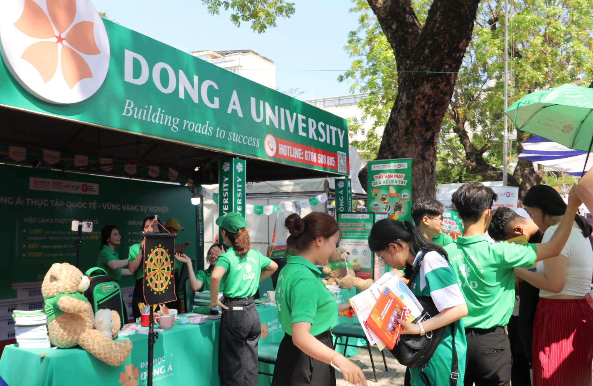 Tư vấn m&ugrave;a thi: Gian h&agrave;ng 'n&oacute;ng' từ s&aacute;ng sớm, học sinh săn cơ hội tương lai - Ảnh 5.