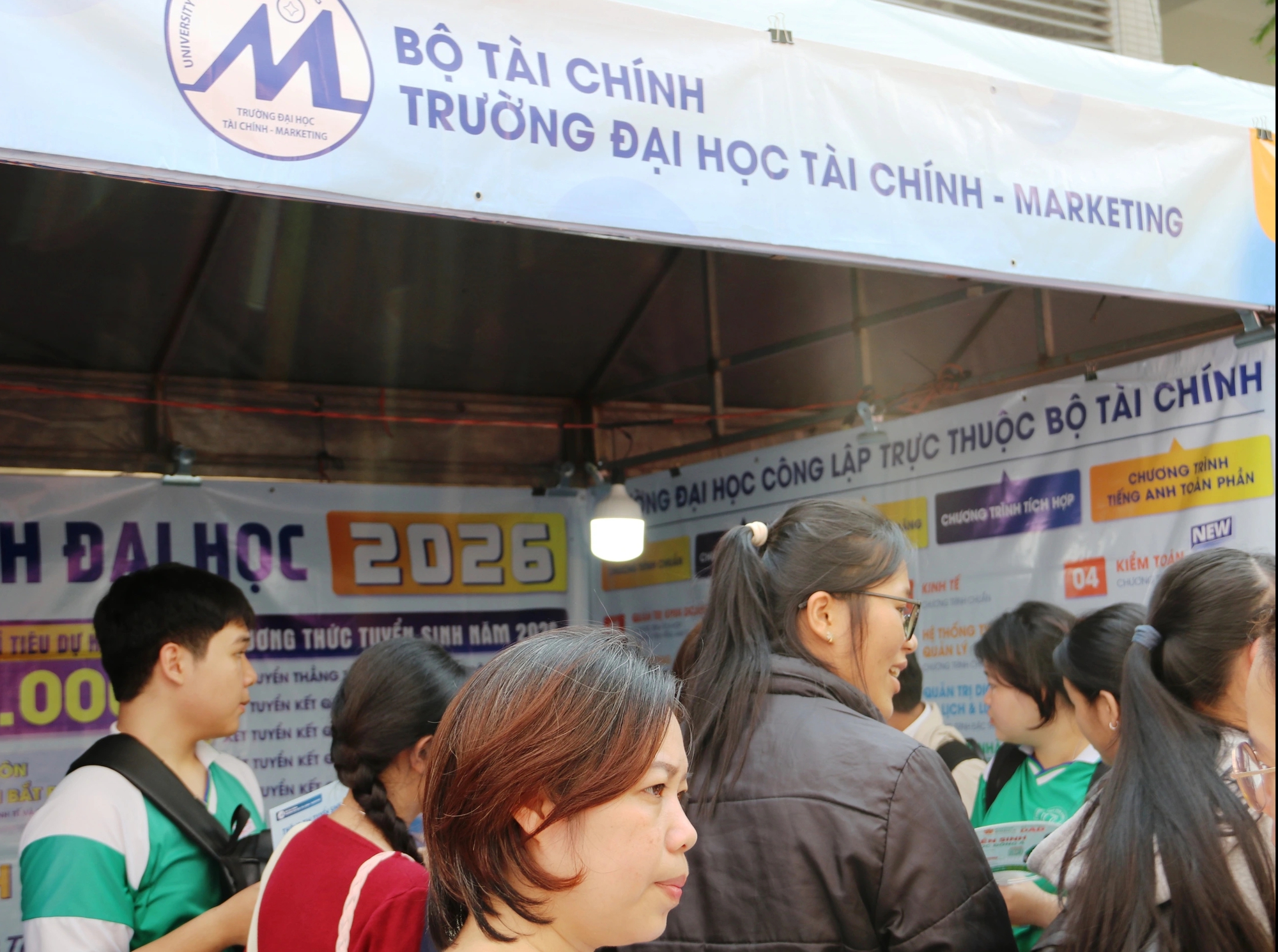 Tư vấn m&ugrave;a thi: Gian h&agrave;ng 'n&oacute;ng' từ s&aacute;ng sớm, học sinh săn cơ hội tương lai - Ảnh 6.