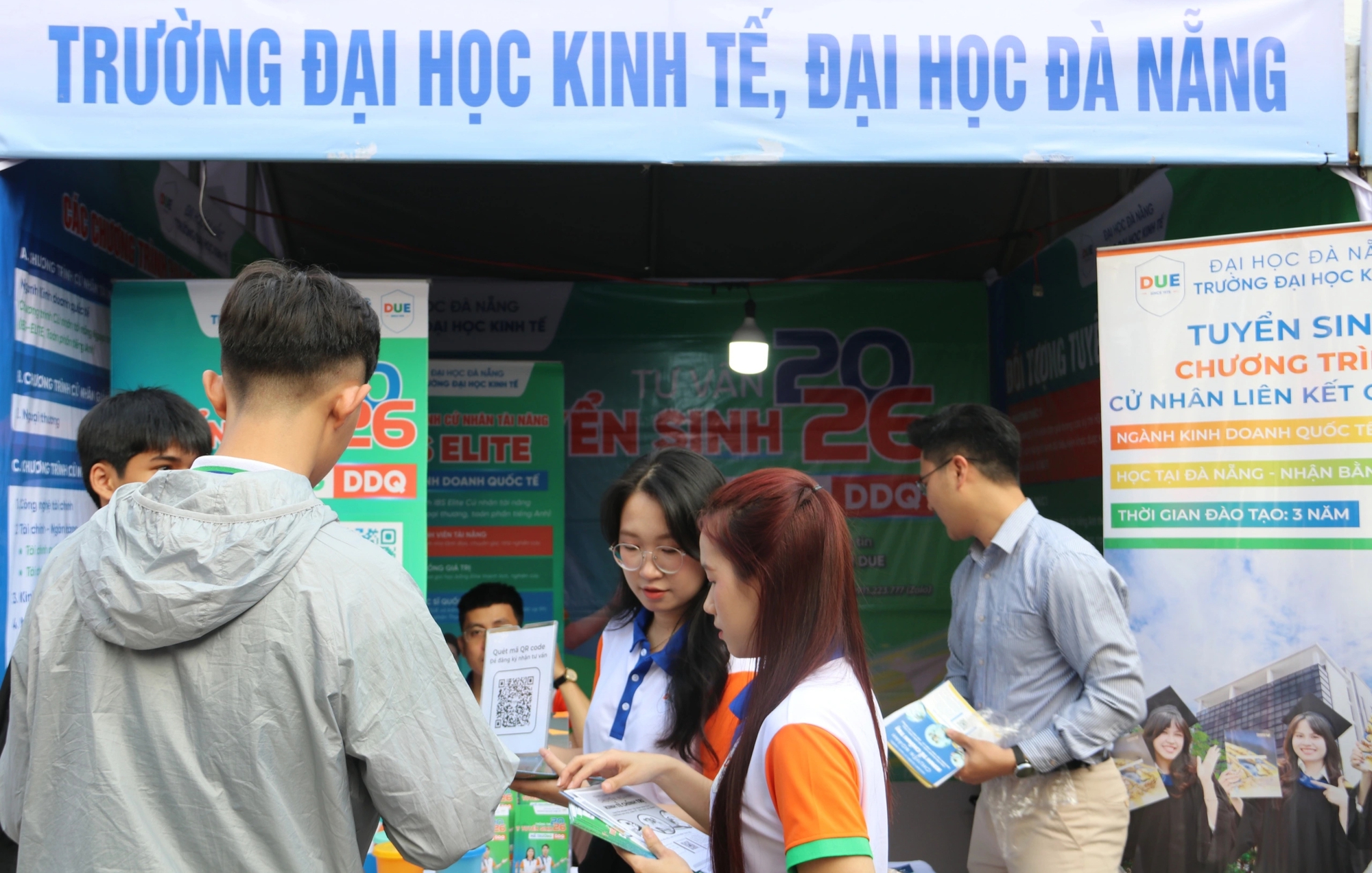 Tư vấn m&ugrave;a thi: Gian h&agrave;ng 'n&oacute;ng' từ s&aacute;ng sớm, học sinh săn cơ hội tương lai - Ảnh 8.