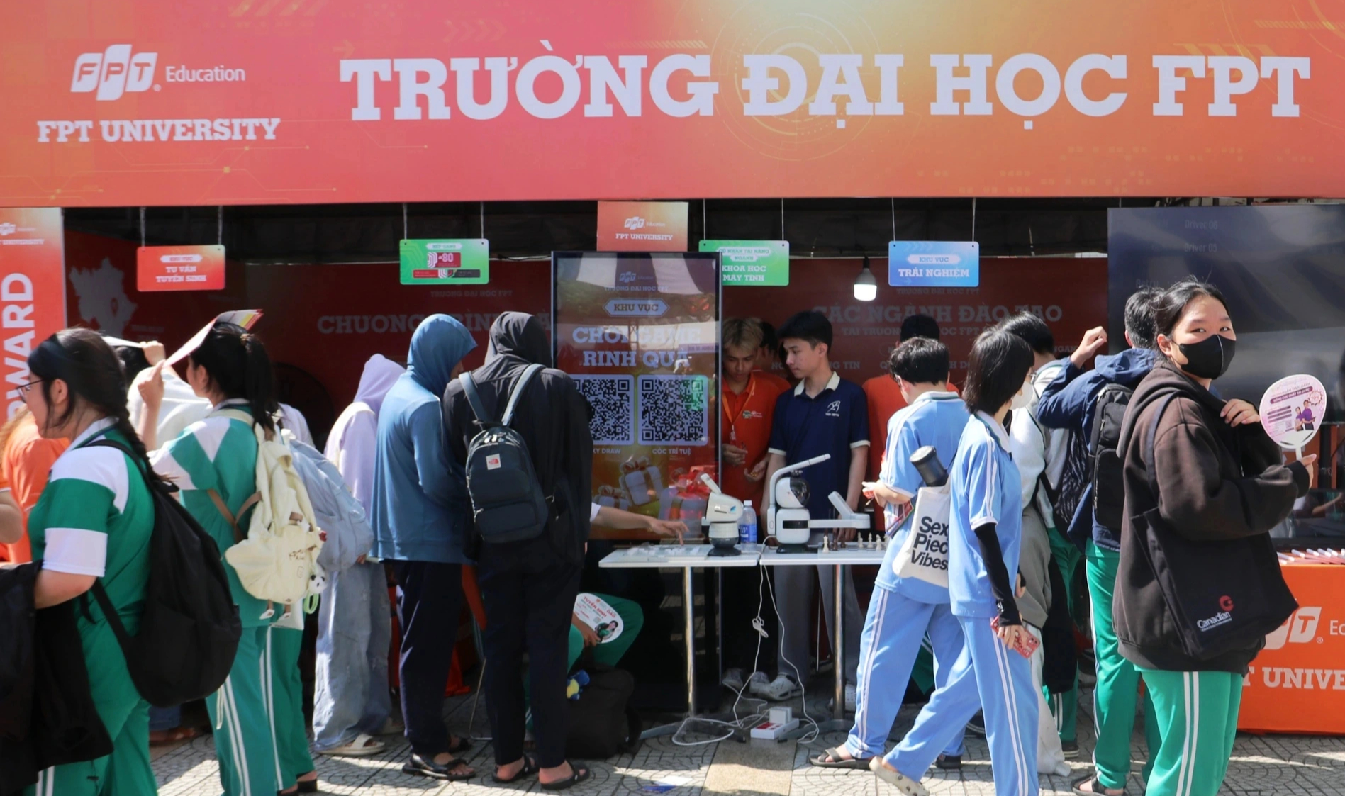 Tư vấn m&ugrave;a thi: Gian h&agrave;ng 'n&oacute;ng' từ s&aacute;ng sớm, học sinh săn cơ hội tương lai - Ảnh 15.