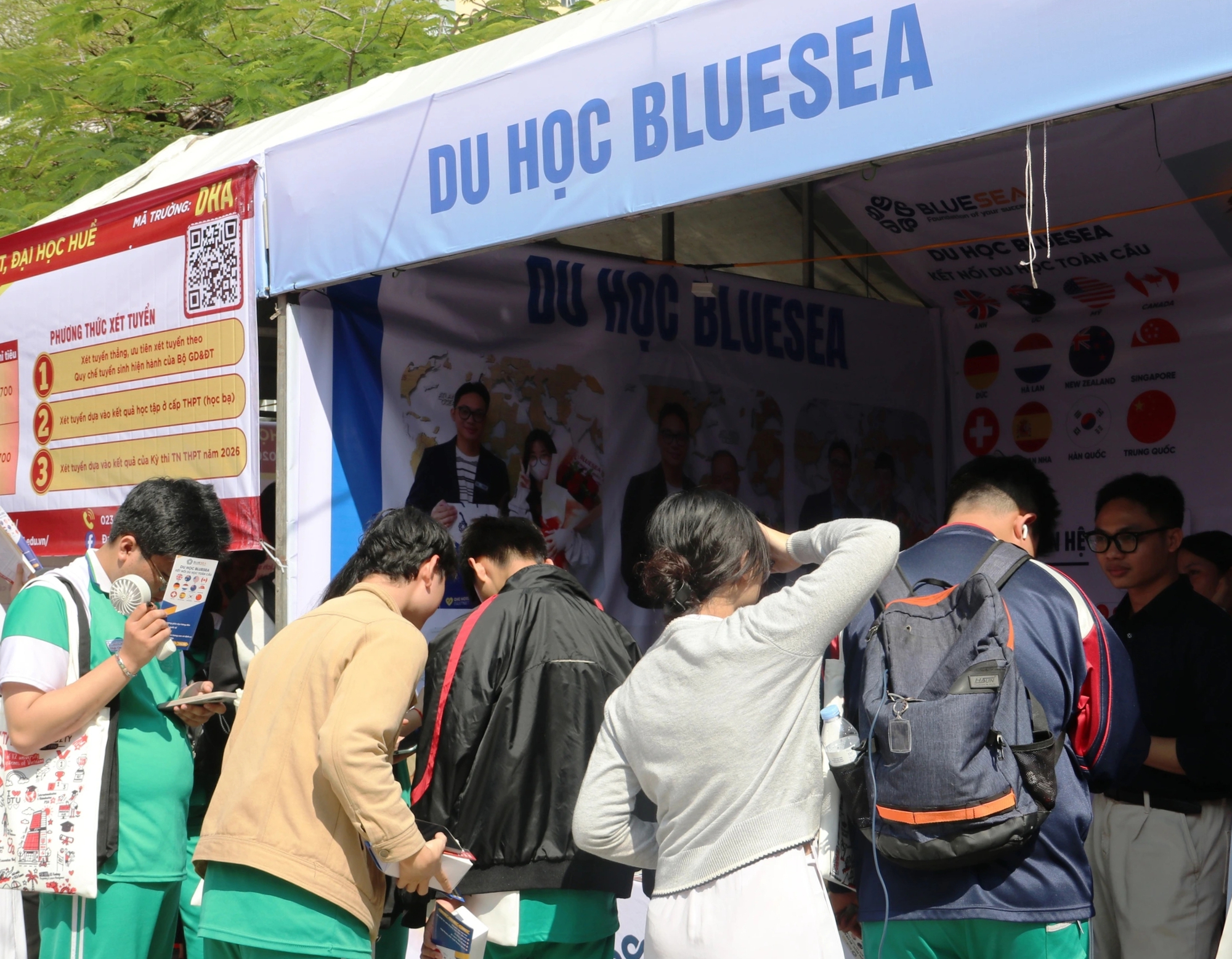 Tư vấn m&ugrave;a thi: Gian h&agrave;ng 'n&oacute;ng' từ s&aacute;ng sớm, học sinh săn cơ hội tương lai - Ảnh 16.