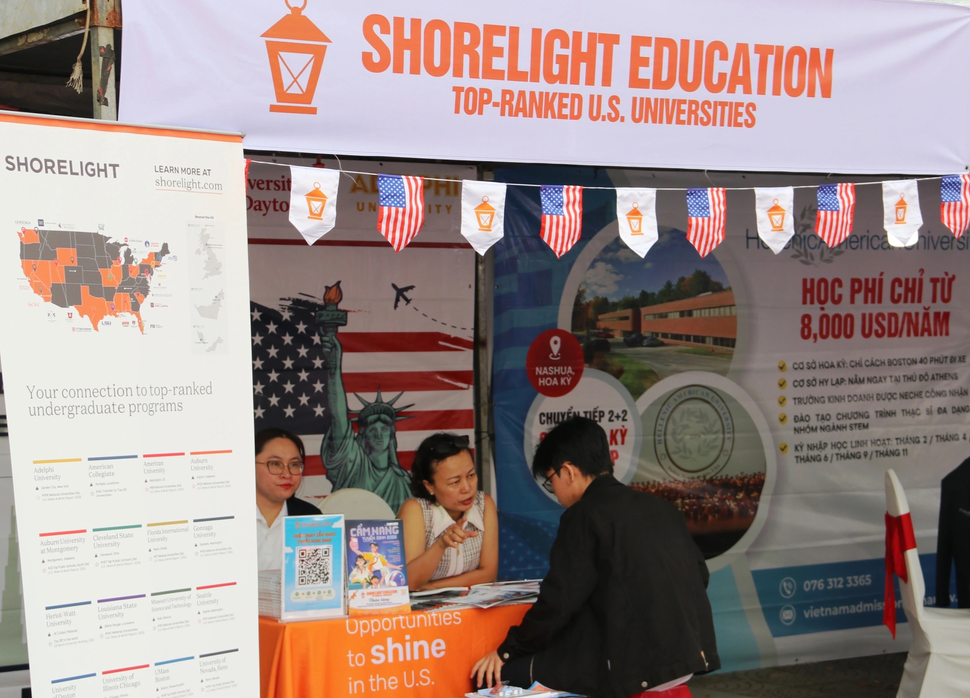 Tư vấn m&ugrave;a thi: Gian h&agrave;ng 'n&oacute;ng' từ s&aacute;ng sớm, học sinh săn cơ hội tương lai - Ảnh 18.