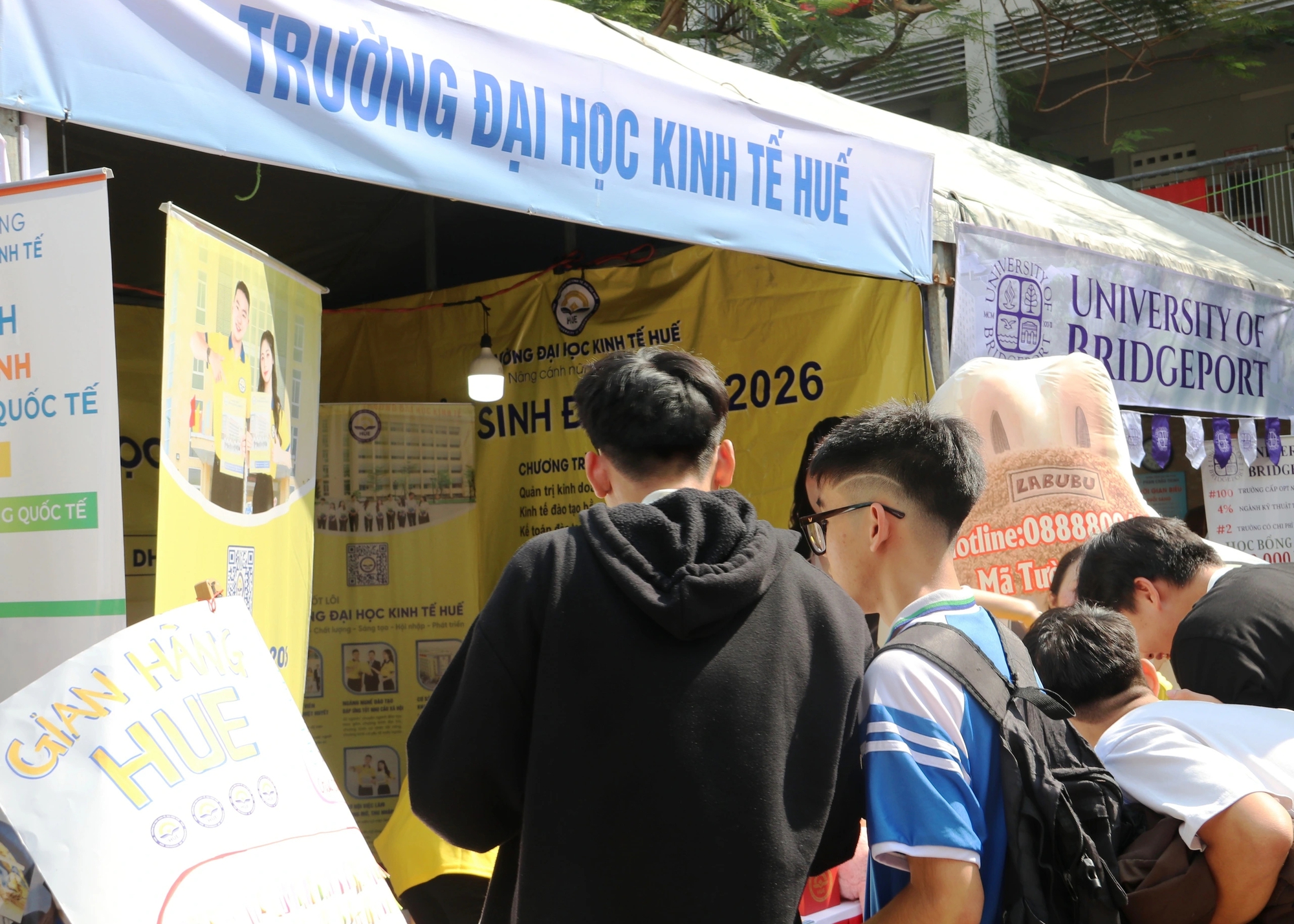 Tư vấn m&ugrave;a thi: Gian h&agrave;ng 'n&oacute;ng' từ s&aacute;ng sớm, học sinh săn cơ hội tương lai - Ảnh 19.