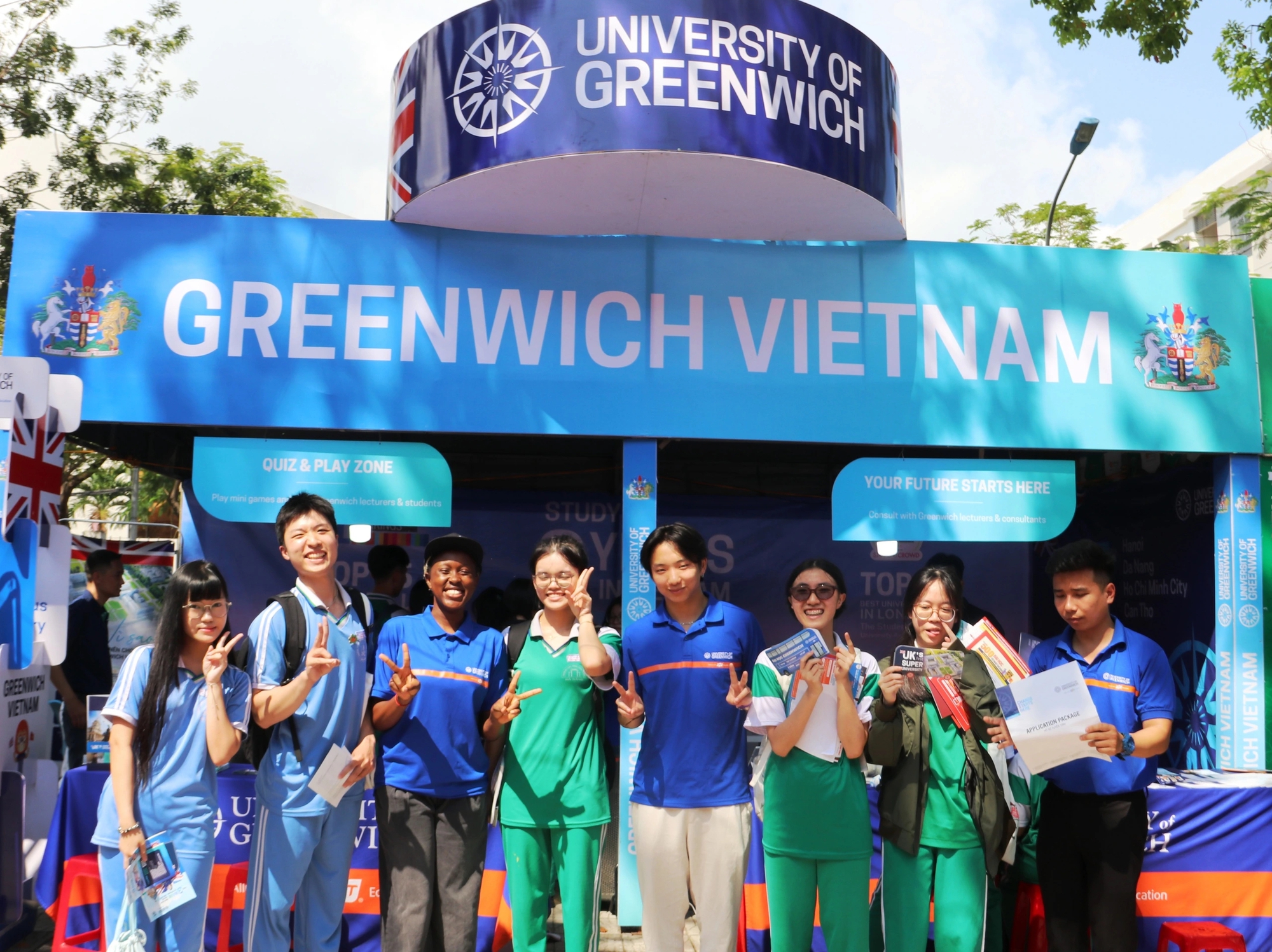 Tư vấn m&ugrave;a thi: Gian h&agrave;ng 'n&oacute;ng' từ s&aacute;ng sớm, học sinh săn cơ hội tương lai - Ảnh 20.