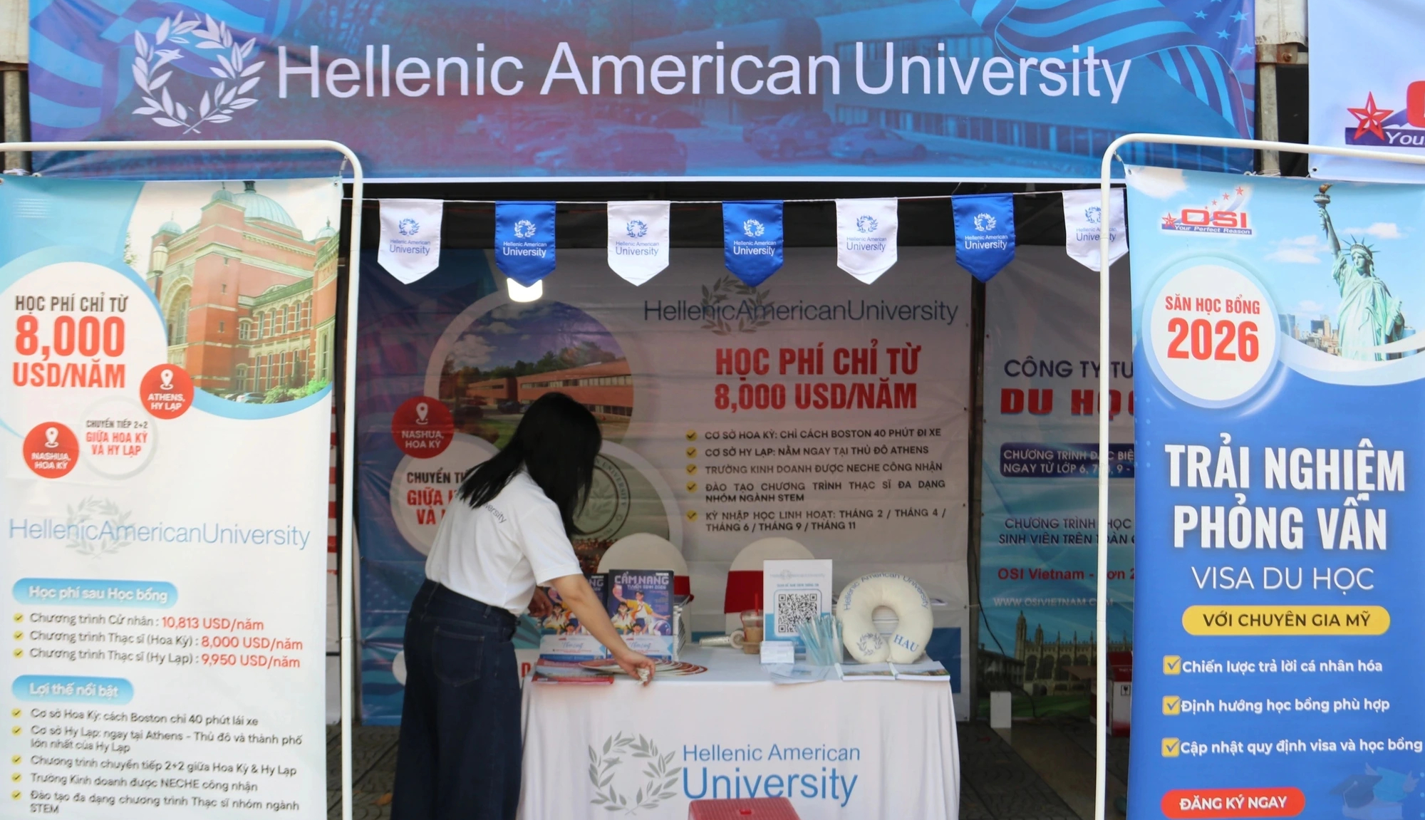 Tư vấn m&ugrave;a thi: Gian h&agrave;ng 'n&oacute;ng' từ s&aacute;ng sớm, học sinh săn cơ hội tương lai - Ảnh 7.