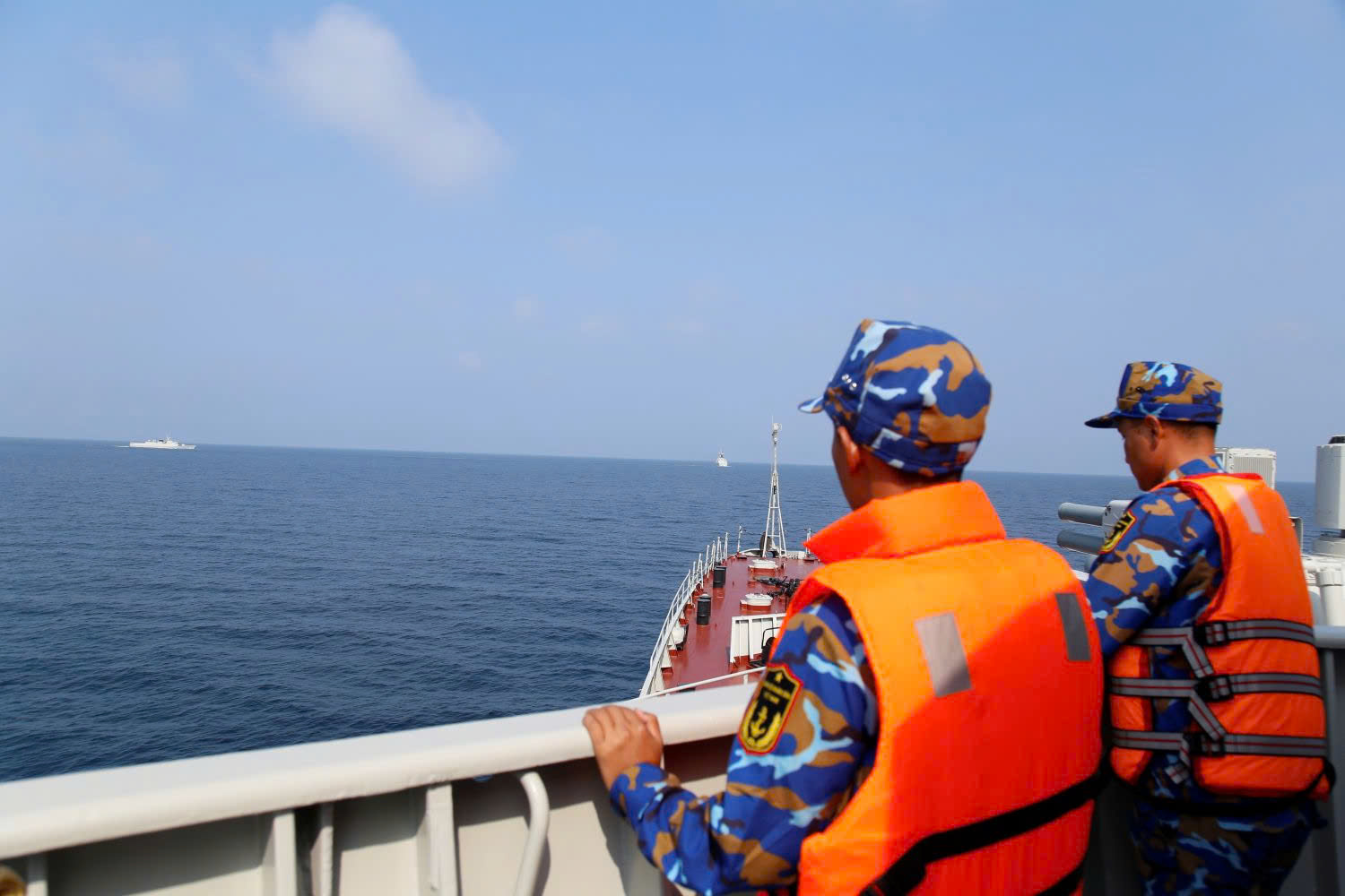 28 giờ Hải quân Việt Nam - Trung Quốc tuần tra, huấn luyện trên vịnh Bắc bộ- Ảnh 3. 28 giờ Hải quân Việt Nam - Trung Quốc tuần tra, huấn luyện trên vịnh Bắc bộ- Ảnh 3.