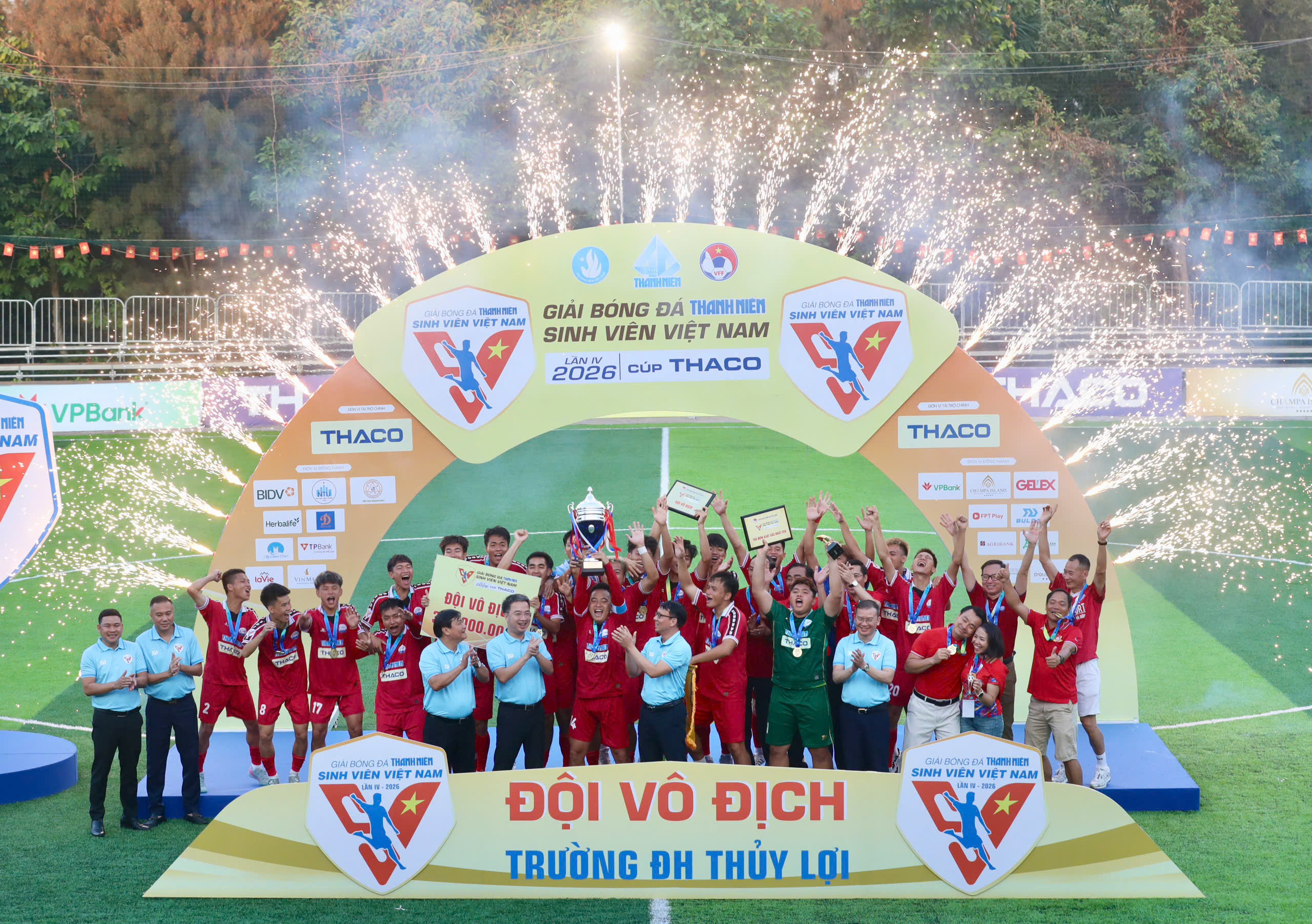 Món quà đặc biệt tặng con gái của HLV Vũ Văn Trung- Ảnh 1.