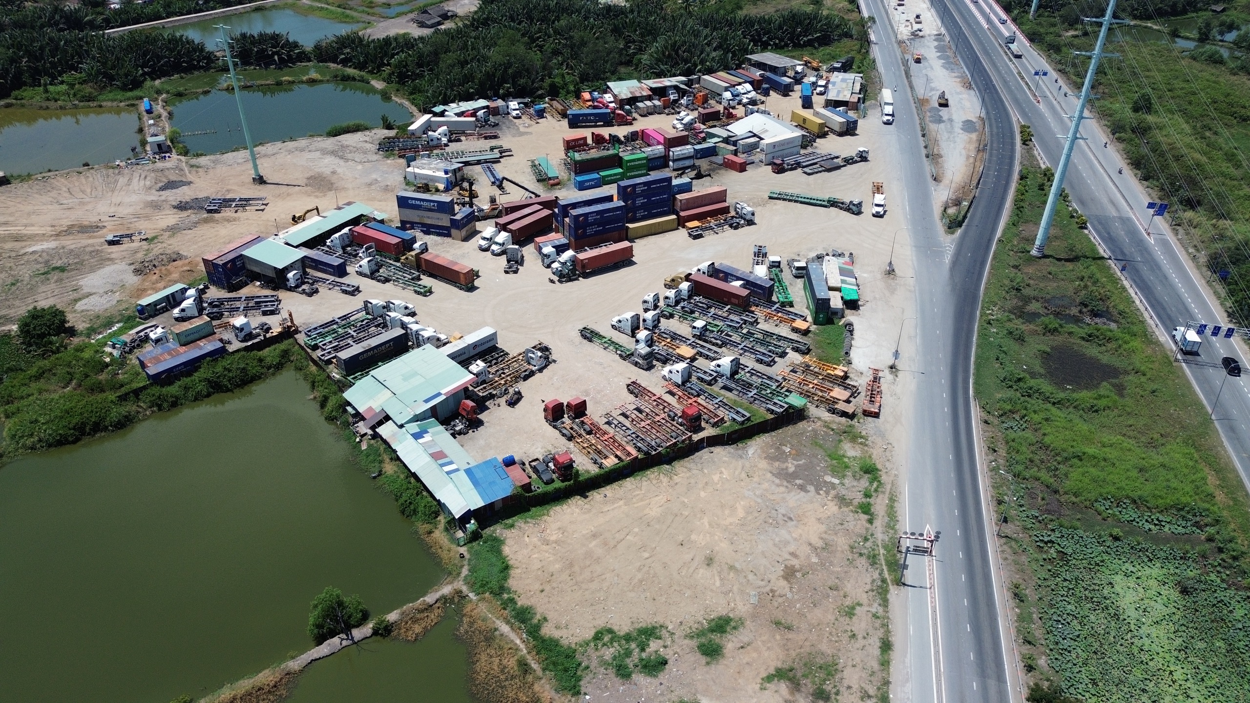 Loạt bãi xe trái phép đường Võ Chí Công: Không lẽ bó tay?- Ảnh 5. Loạt bãi xe trái phép đường Võ Chí Công: Không lẽ bó tay?- Ảnh 5.