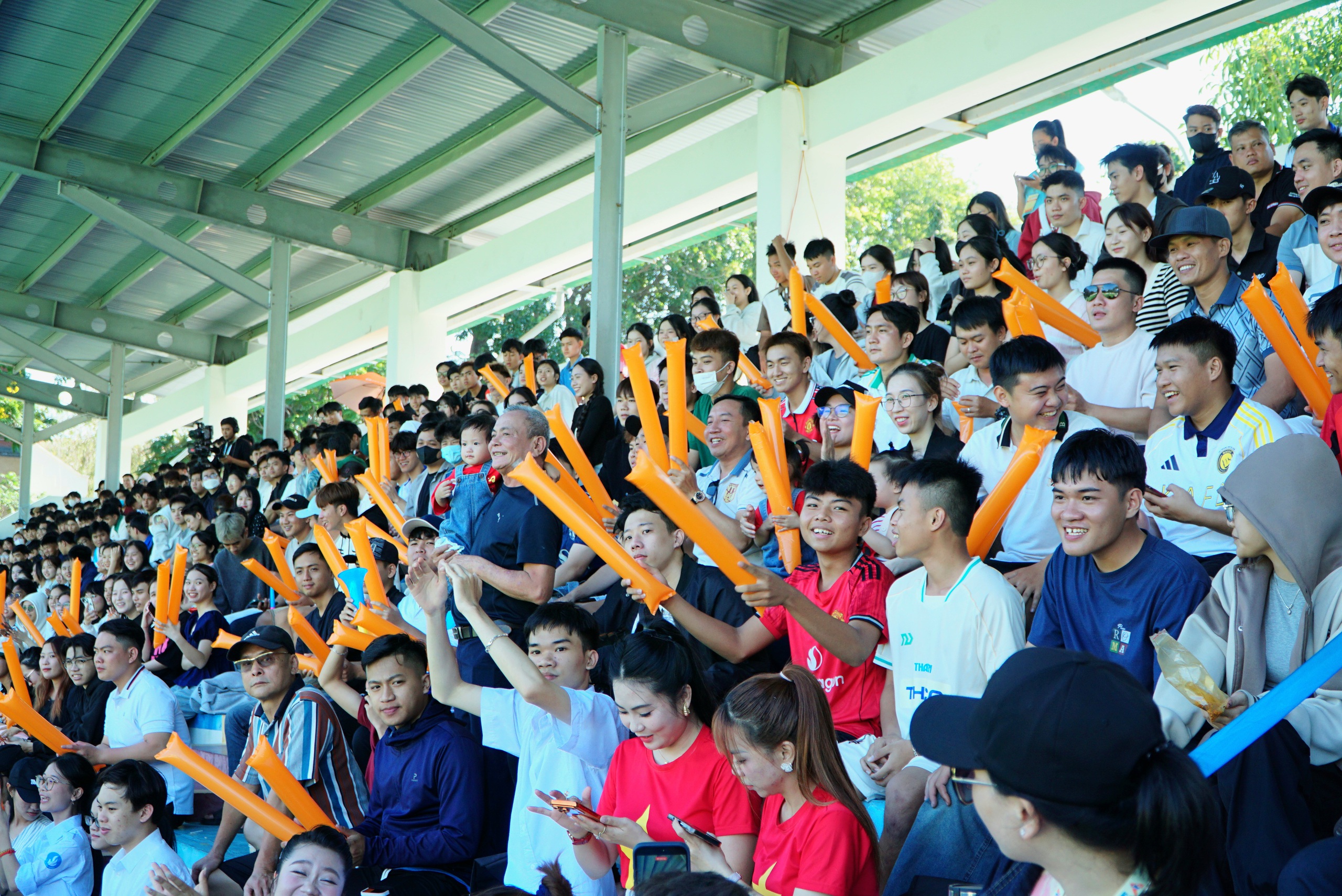 Kh&aacute;n giả nh&iacute; cổ vũ nồng nhiệt trong trận chung kết b&oacute;ng đ&aacute; TNSV THACO cup 2026- Ảnh 1.