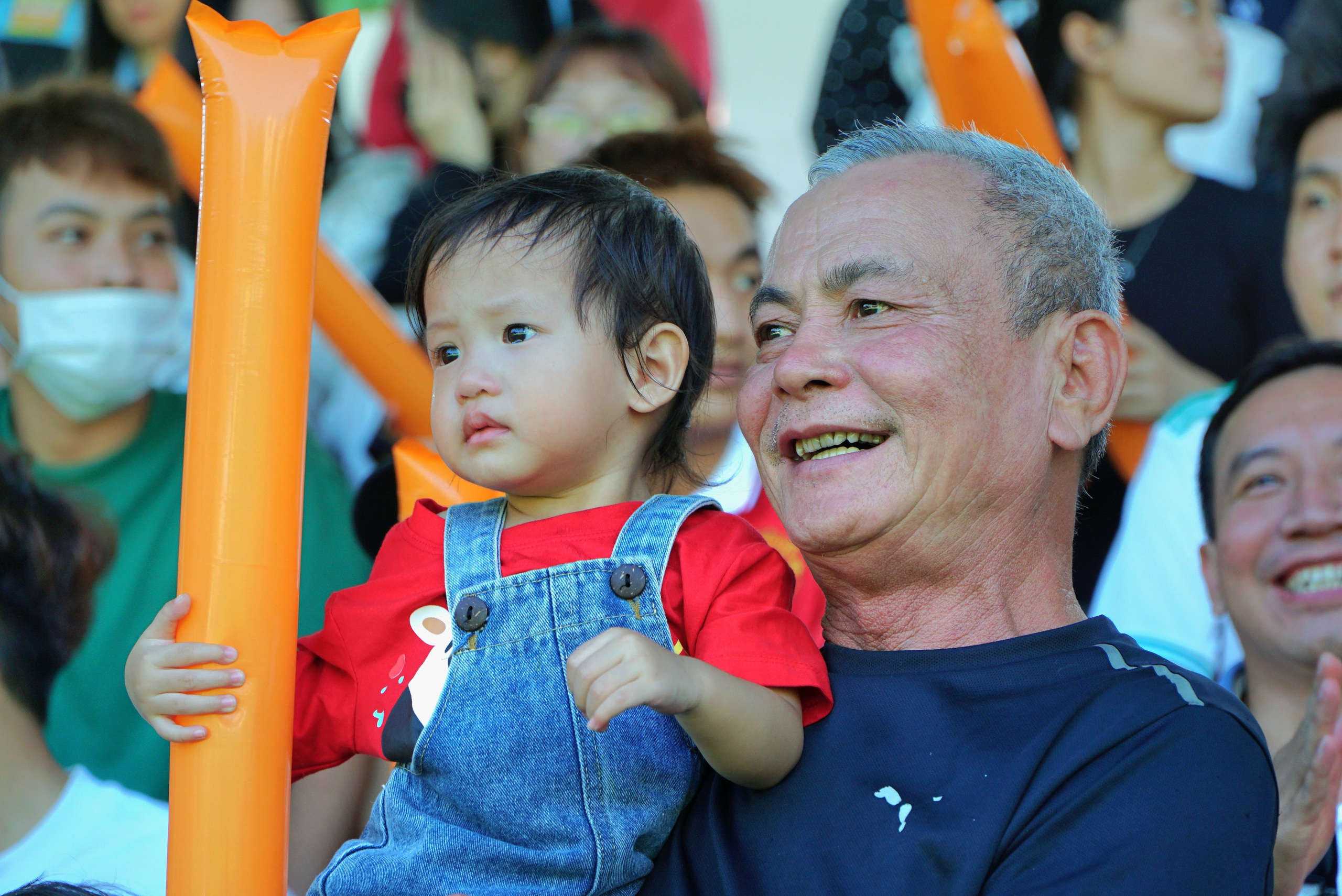 Kh&aacute;n giả nh&iacute; cổ vũ nồng nhiệt trong trận chung kết b&oacute;ng đ&aacute; TNSV THACO cup 2026- Ảnh 3.