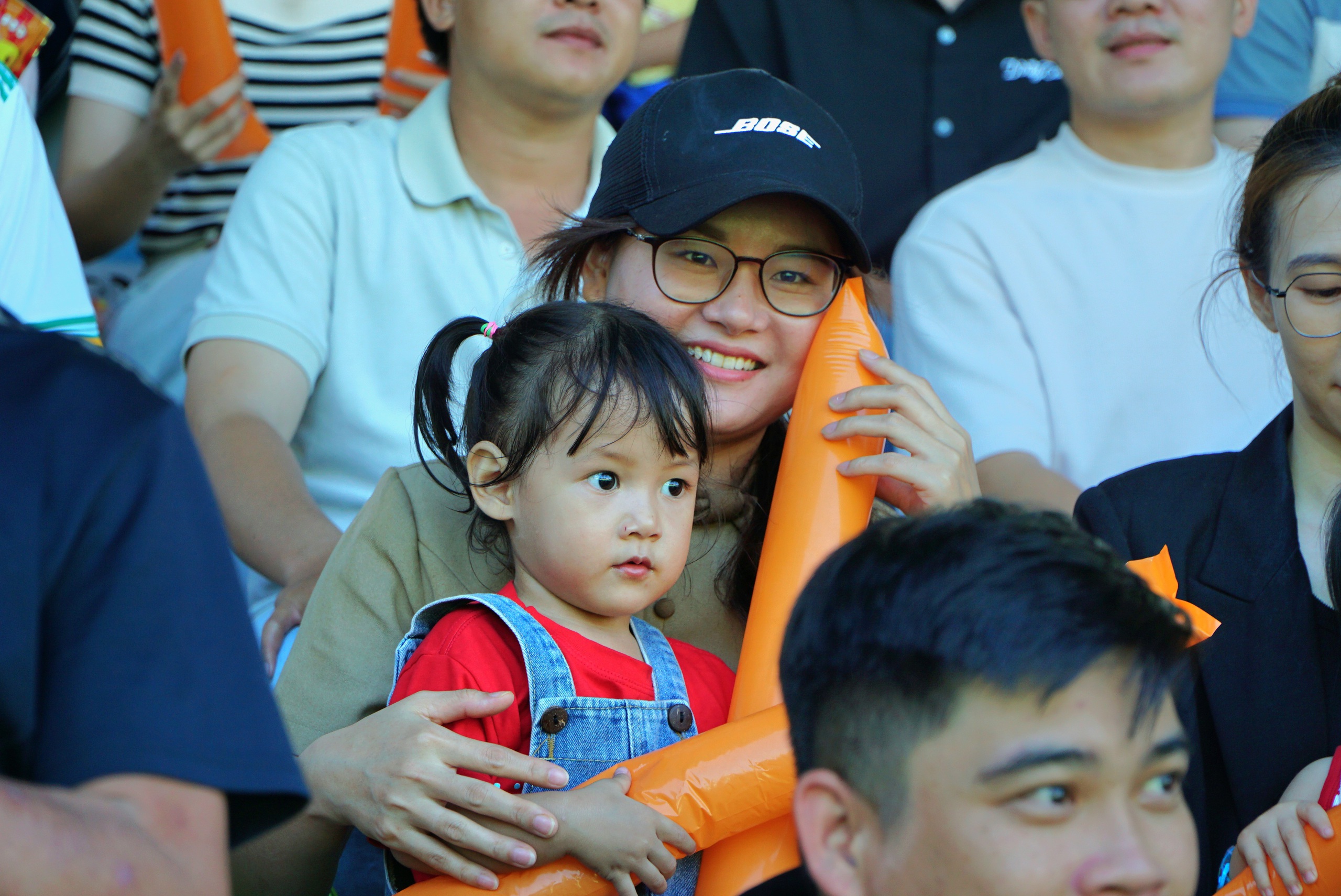 Kh&aacute;n giả nh&iacute; cổ vũ nồng nhiệt trong trận chung kết b&oacute;ng đ&aacute; TNSV THACO cup 2026- Ảnh 4.