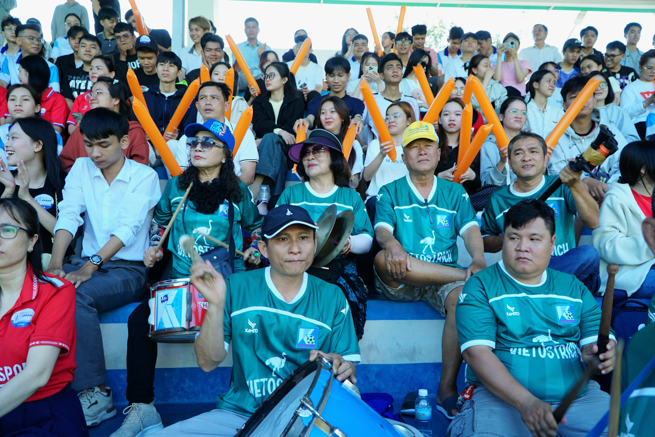 Kh&aacute;n giả nh&iacute; cổ vũ nồng nhiệt trong trận chung kết b&oacute;ng đ&aacute; TNSV THACO cup 2026- Ảnh 7.