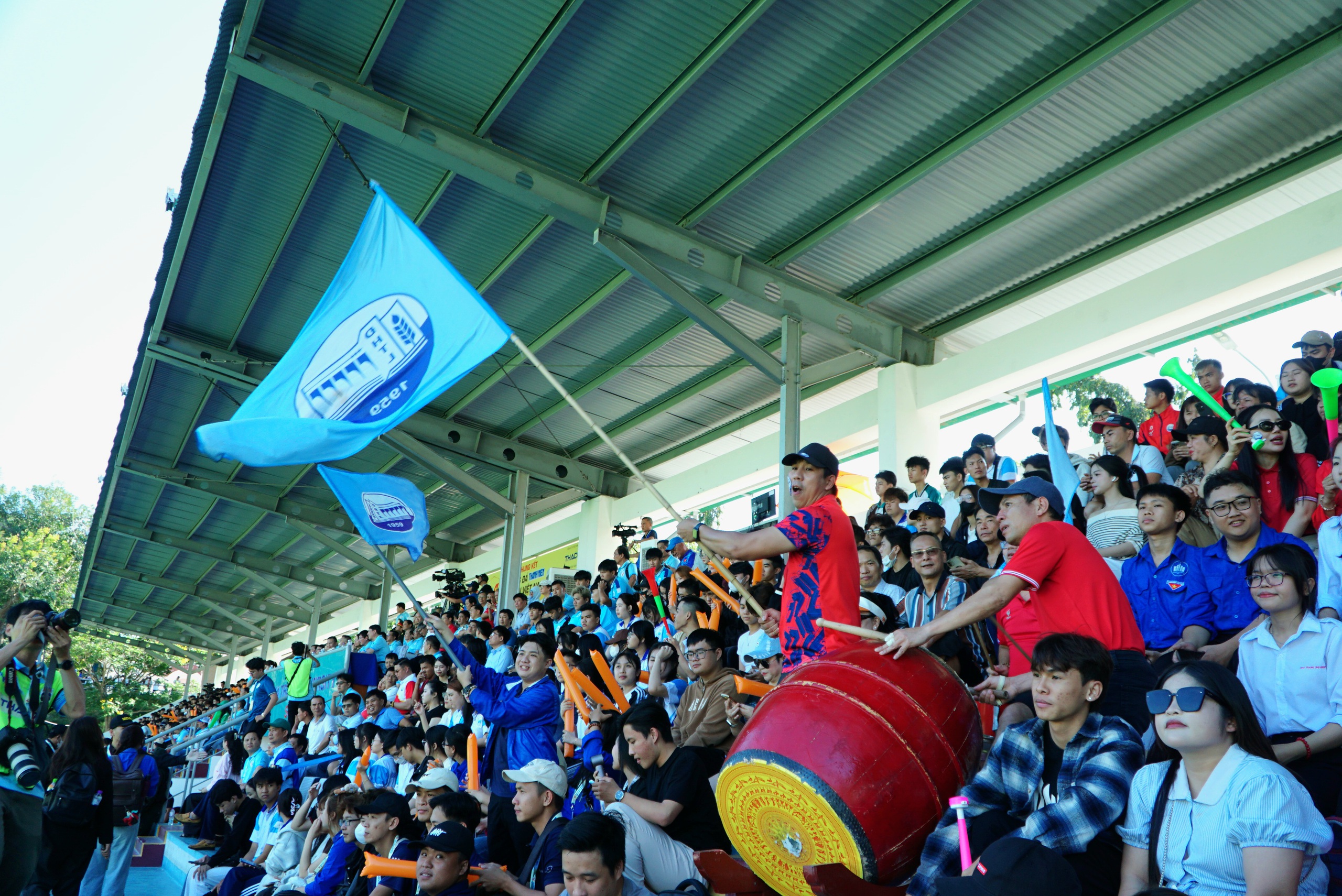 Kh&aacute;n giả nh&iacute; cổ vũ nồng nhiệt trong trận chung kết b&oacute;ng đ&aacute; TNSV THACO cup 2026- Ảnh 2.