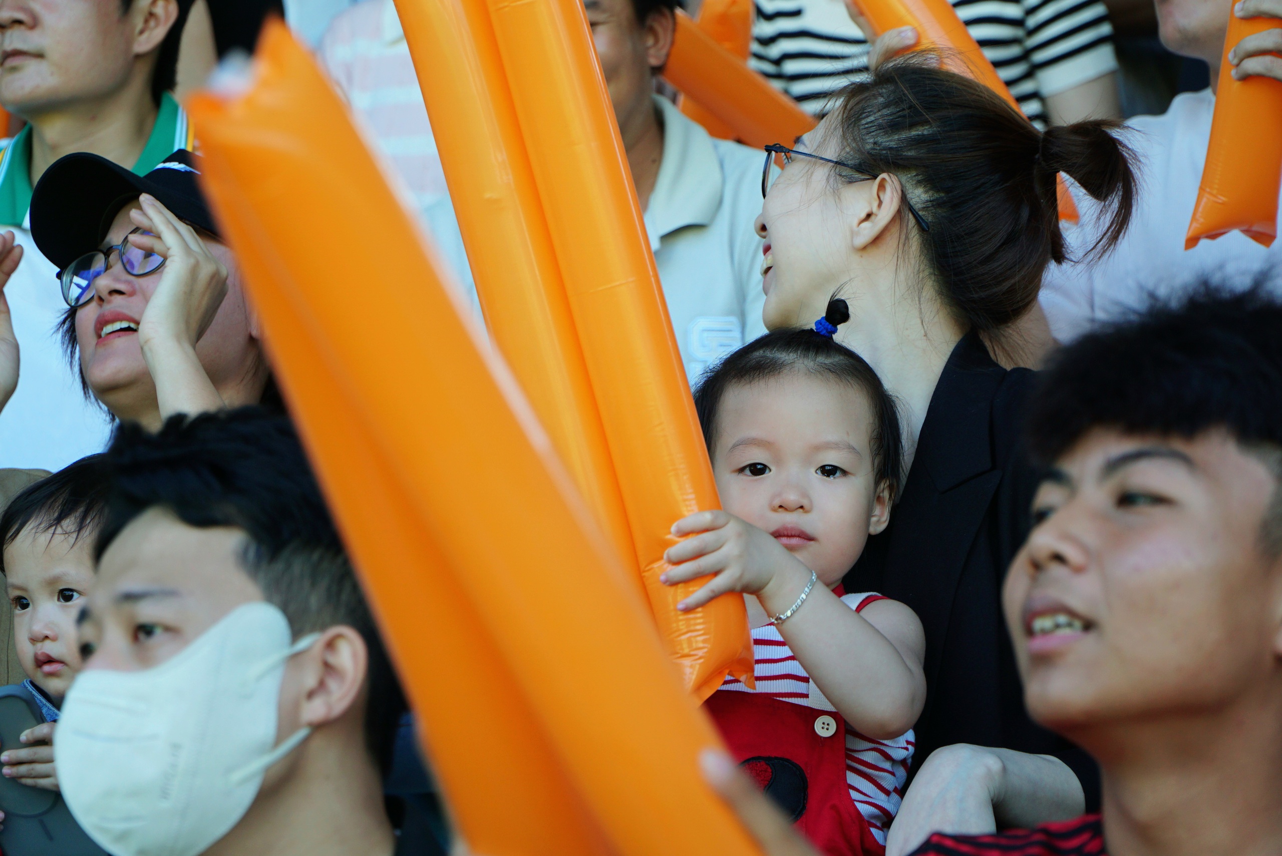 Kh&aacute;n giả nh&iacute; cổ vũ nồng nhiệt trong trận chung kết b&oacute;ng đ&aacute; TNSV THACO cup 2026- Ảnh 5.