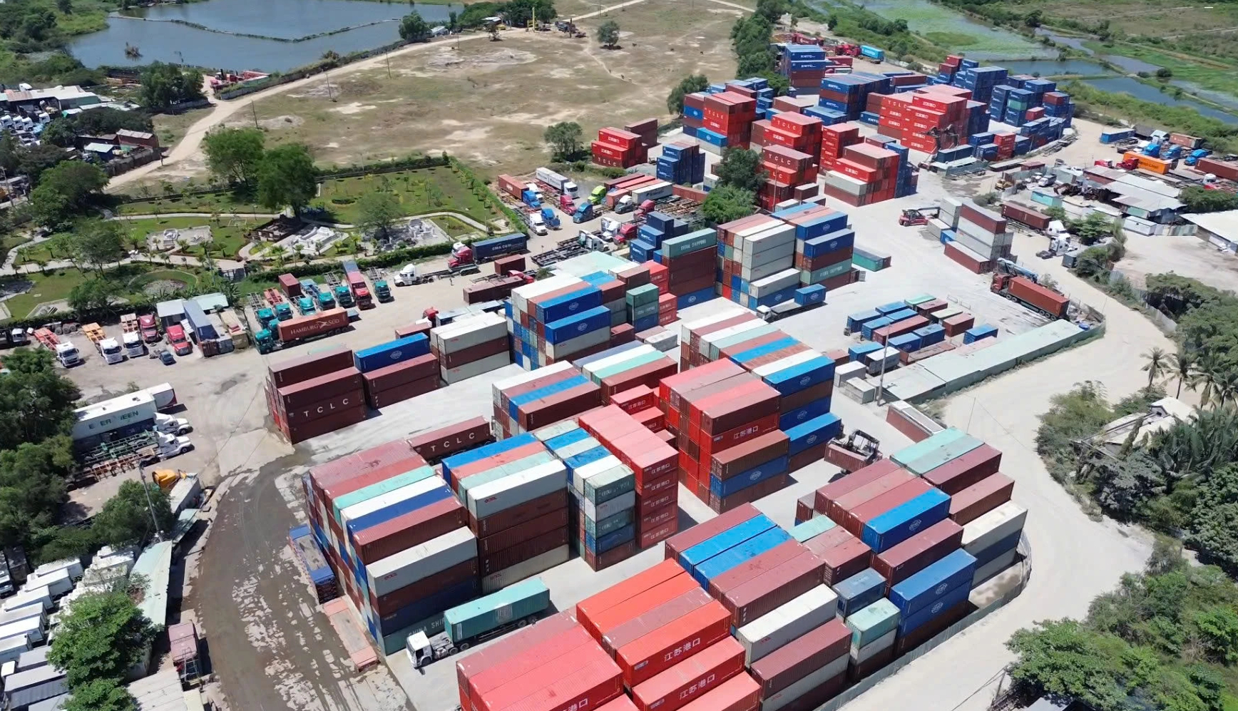 Loạt bãi xe trái phép đường Võ Chí Công: Không lẽ bó tay?- Ảnh 1. Loạt bãi xe trái phép đường Võ Chí Công: Không lẽ bó tay?- Ảnh 1.