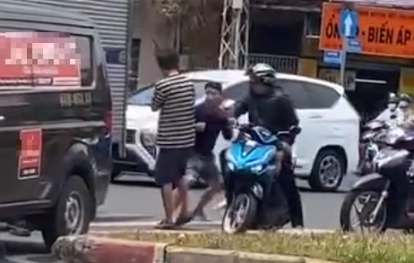 X&aacute;c minh clip hai t&agrave;i xế x&ocirc; x&aacute;t, một người chảy m&aacute;u đầu ở TP.HCM - Ảnh 2.