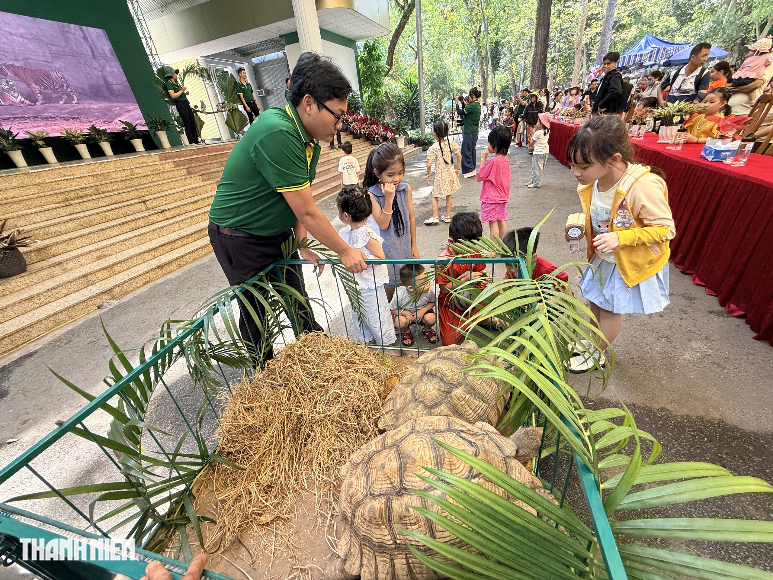 Du kh&aacute;ch nh&iacute; h&agrave;o hứng xem 'idol Zoobiz' diễu h&agrave;nh 162 năm Thảo Cầm Vi&ecirc;n S&agrave;i G&ograve;n - Ảnh 5.