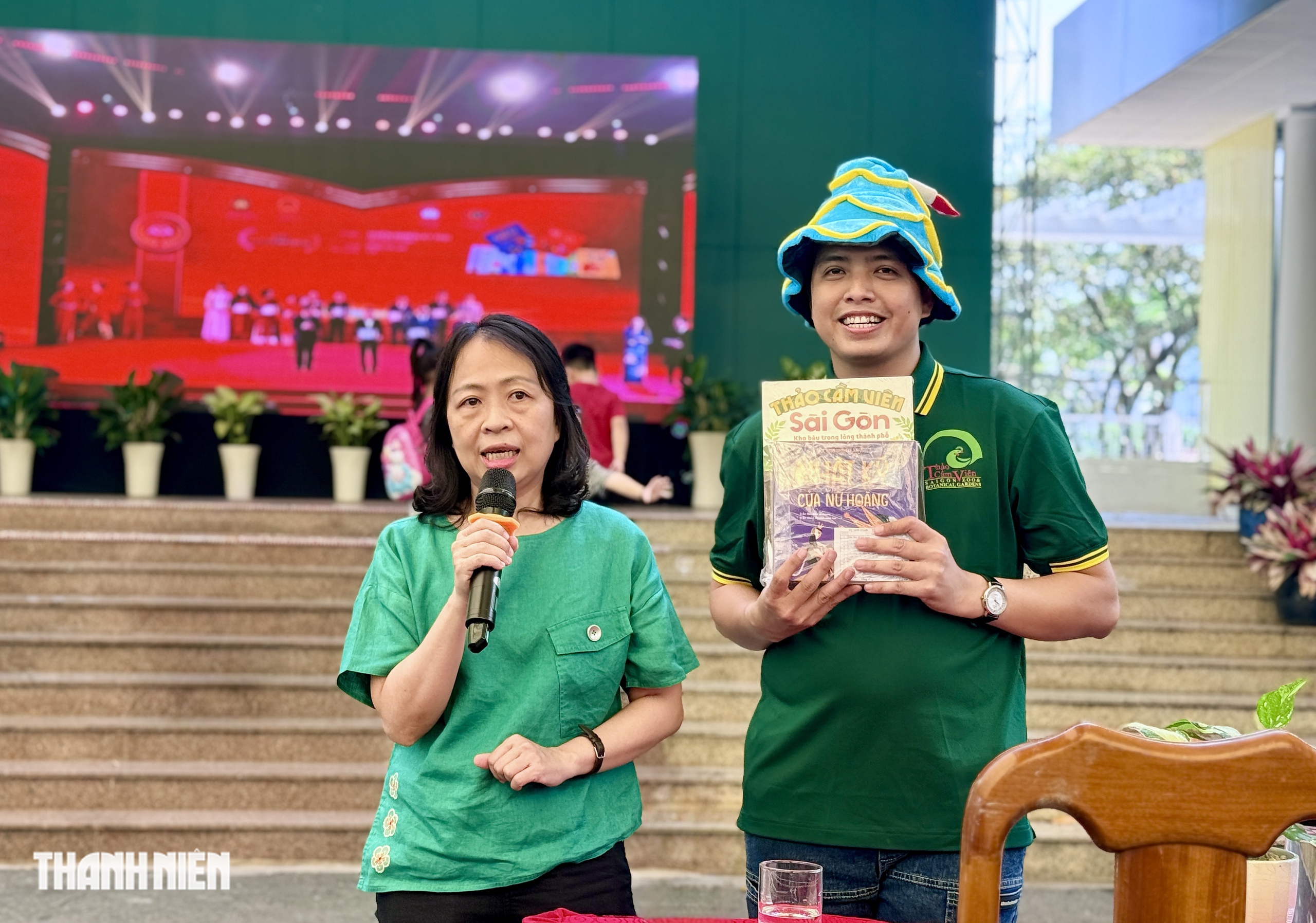 Du kh&aacute;ch nh&iacute; h&agrave;o hứng xem 'idol Zoobiz' diễu h&agrave;nh 162 năm Thảo Cầm Vi&ecirc;n S&agrave;i G&ograve;n - Ảnh 8.