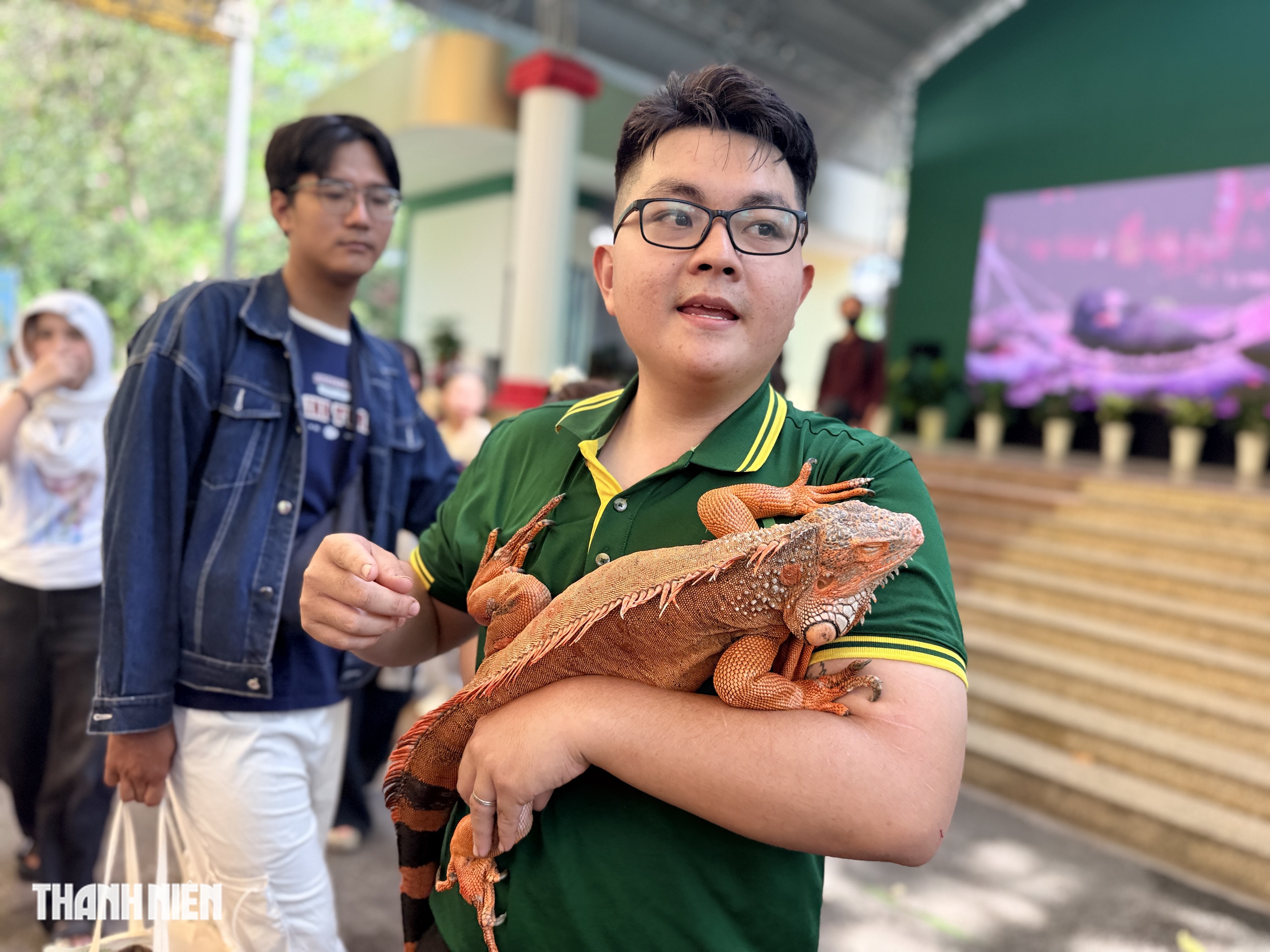 Du kh&aacute;ch nh&iacute; h&agrave;o hứng xem 'idol Zoobiz' diễu h&agrave;nh 162 năm Thảo Cầm Vi&ecirc;n S&agrave;i G&ograve;n - Ảnh 6.