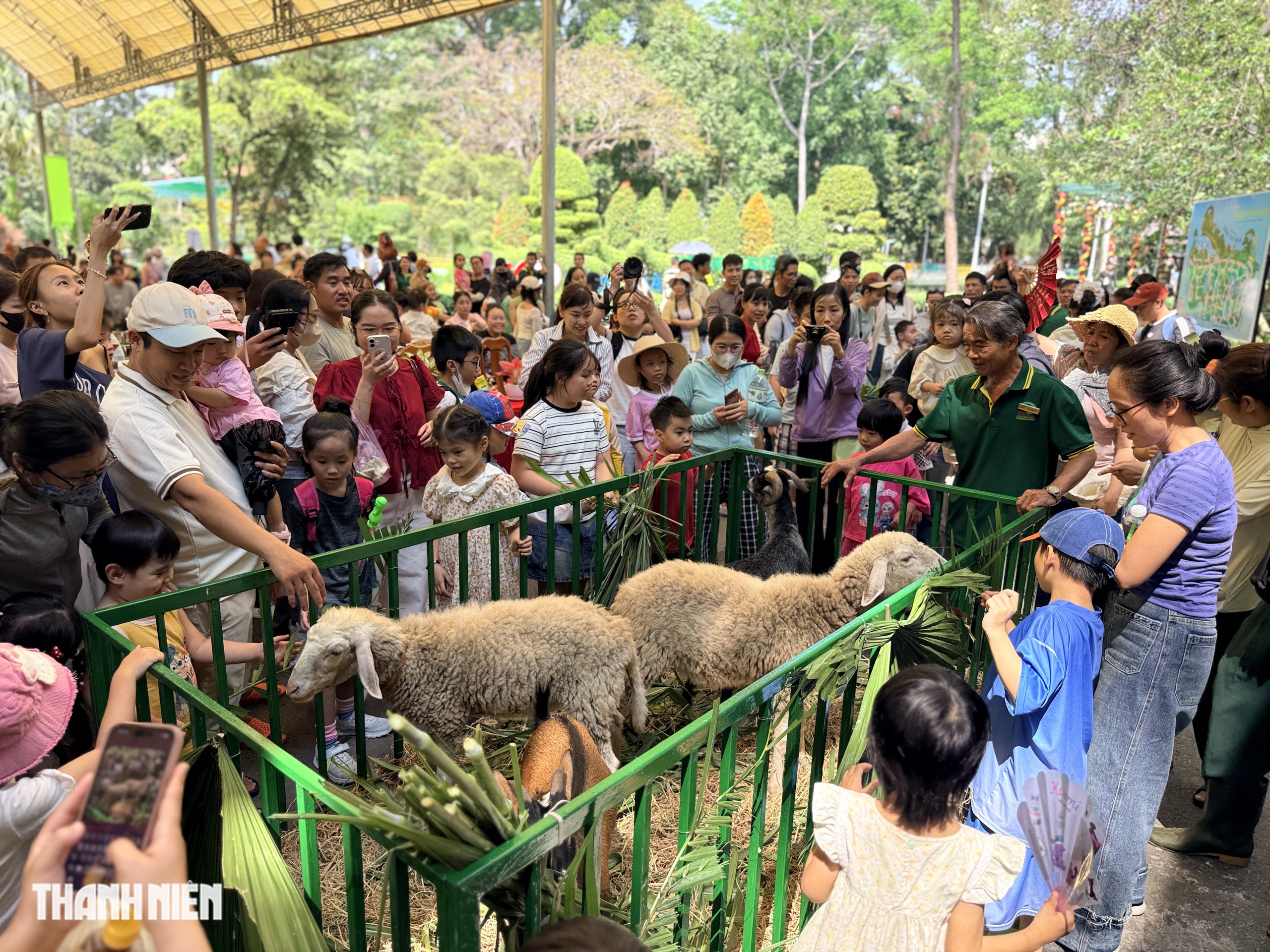 Du kh&aacute;ch nh&iacute; h&agrave;o hứng xem 'idol Zoobiz' diễu h&agrave;nh 162 năm Thảo Cầm Vi&ecirc;n S&agrave;i G&ograve;n - Ảnh 4.