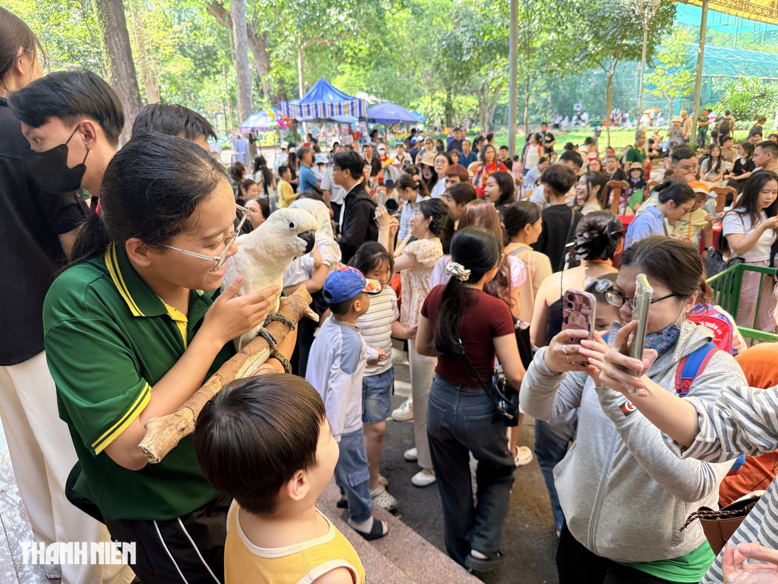 Du kh&aacute;ch nh&iacute; h&agrave;o hứng xem 'idol Zoobiz' diễu h&agrave;nh 162 năm Thảo Cầm Vi&ecirc;n S&agrave;i G&ograve;n - Ảnh 3.