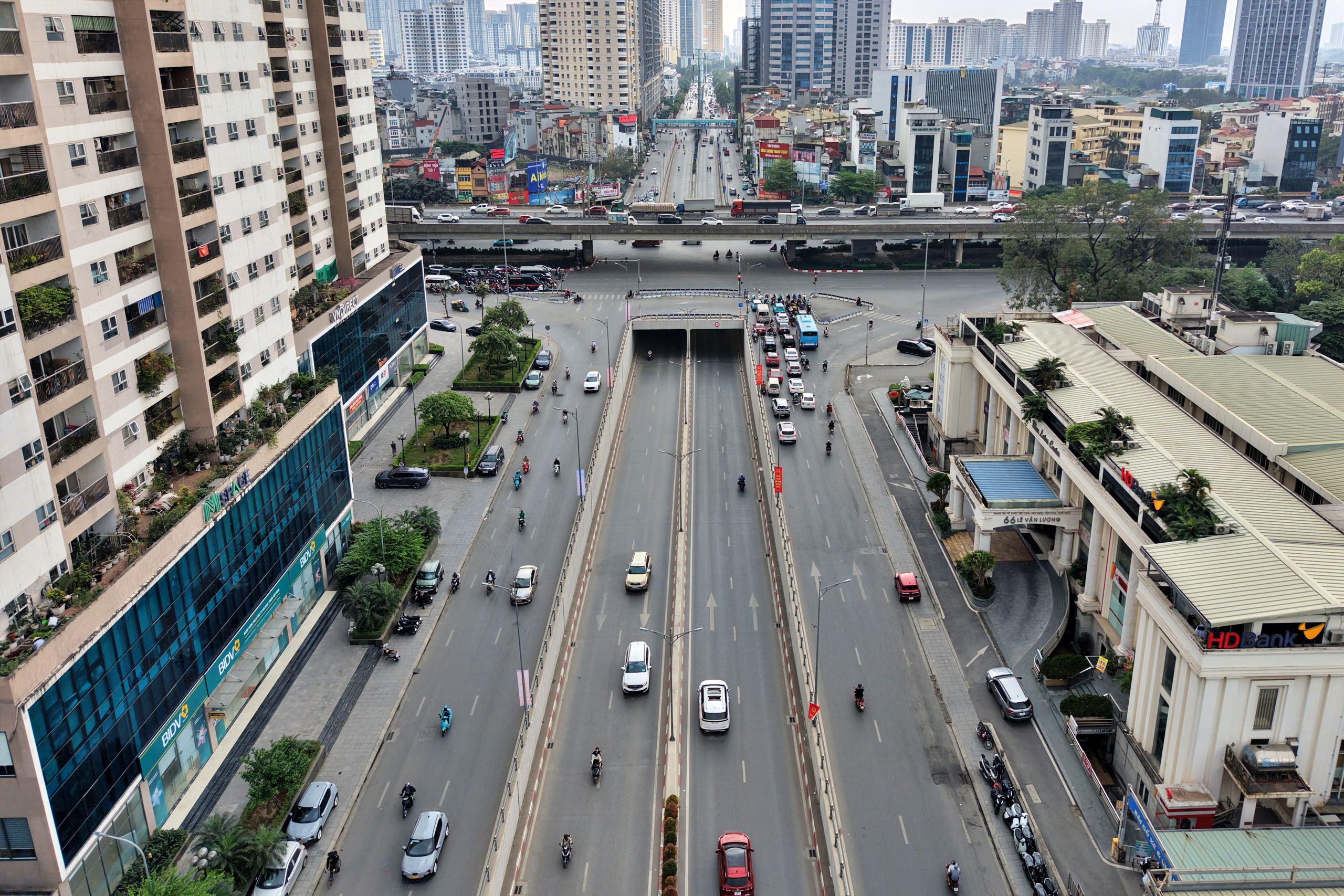 Hầm chui 700 tỉ đồng ở Hà Nội xuất hiện nhiều vết nứt - Ảnh 8.