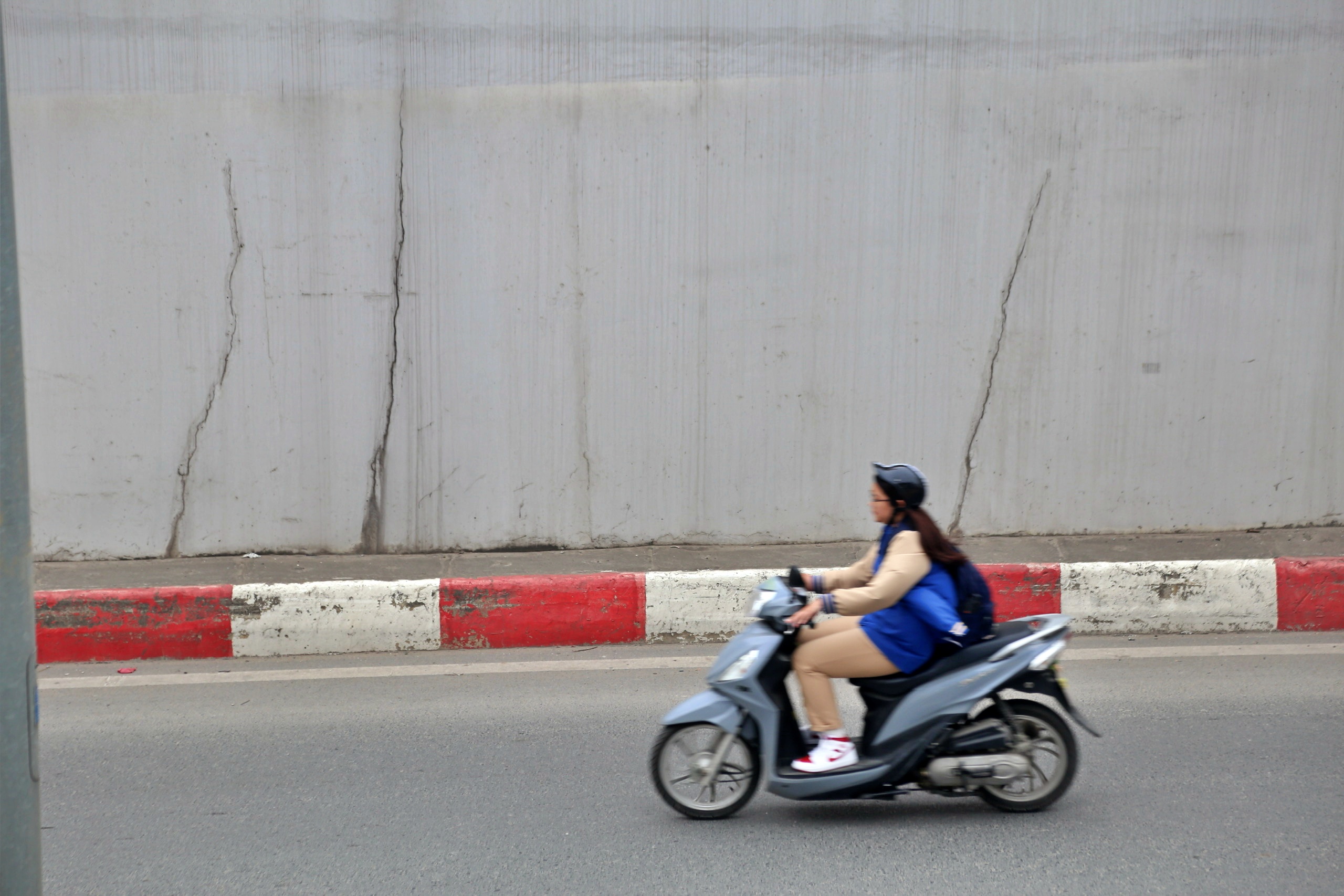 Hầm chui 700 tỉ đồng ở Hà Nội xuất hiện nhiều vết nứt - Ảnh 9.