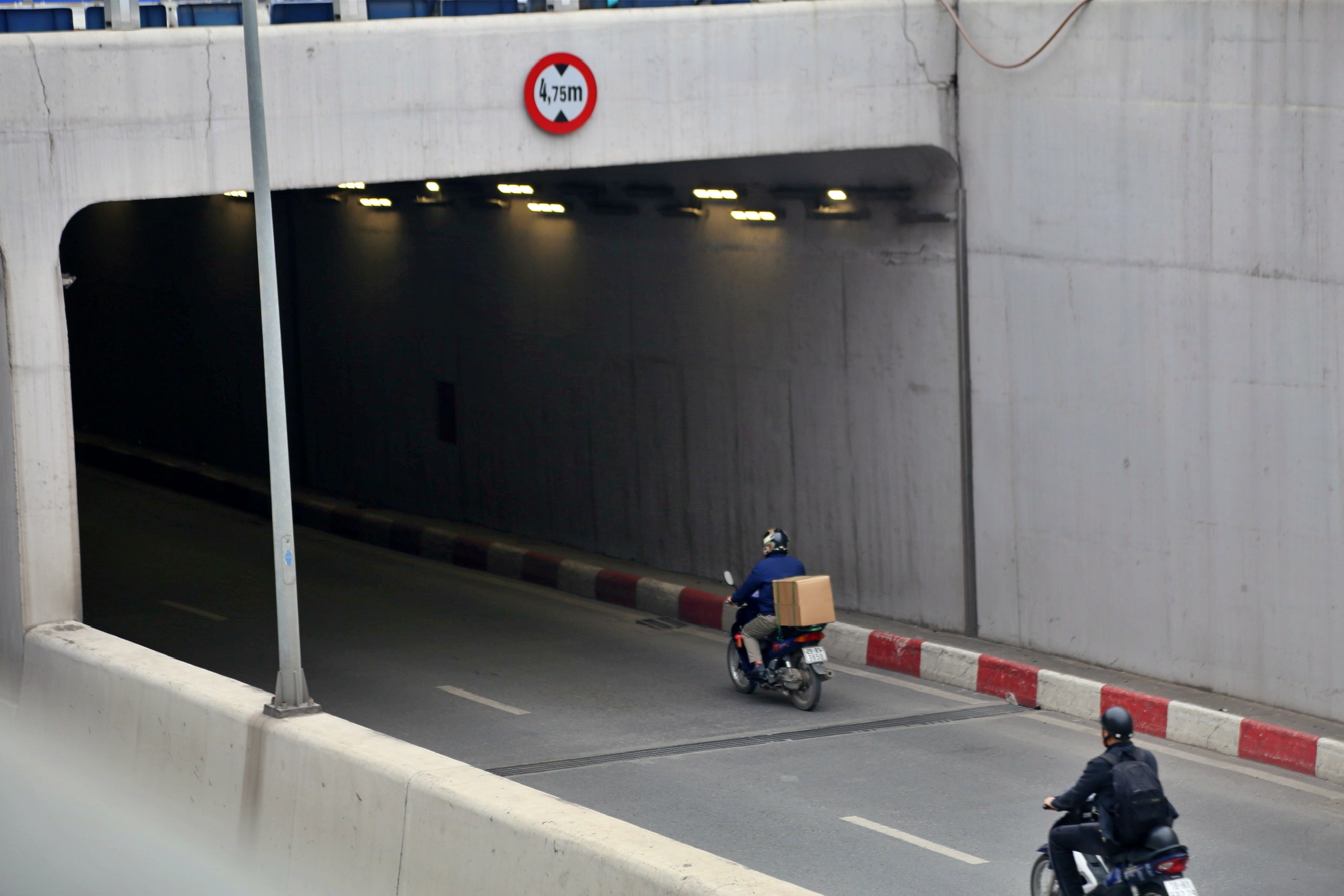 Hầm chui 700 tỉ đồng ở Hà Nội xuất hiện nhiều vết nứt - Ảnh 2.