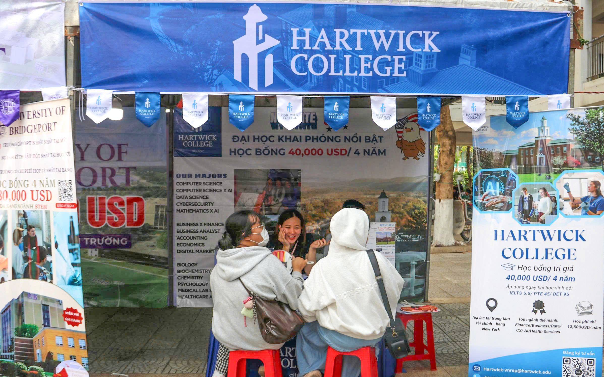 Tư vấn m&ugrave;a thi: Gian h&agrave;ng 'n&oacute;ng' từ s&aacute;ng sớm, học sinh săn cơ hội tương lai - Ảnh 12.