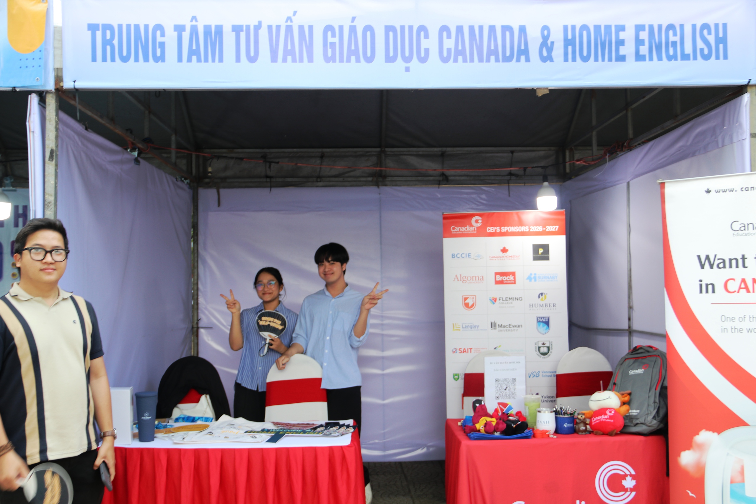 Tư vấn m&ugrave;a thi: Gian h&agrave;ng 'n&oacute;ng' từ s&aacute;ng sớm, học sinh săn cơ hội tương lai - Ảnh 10.