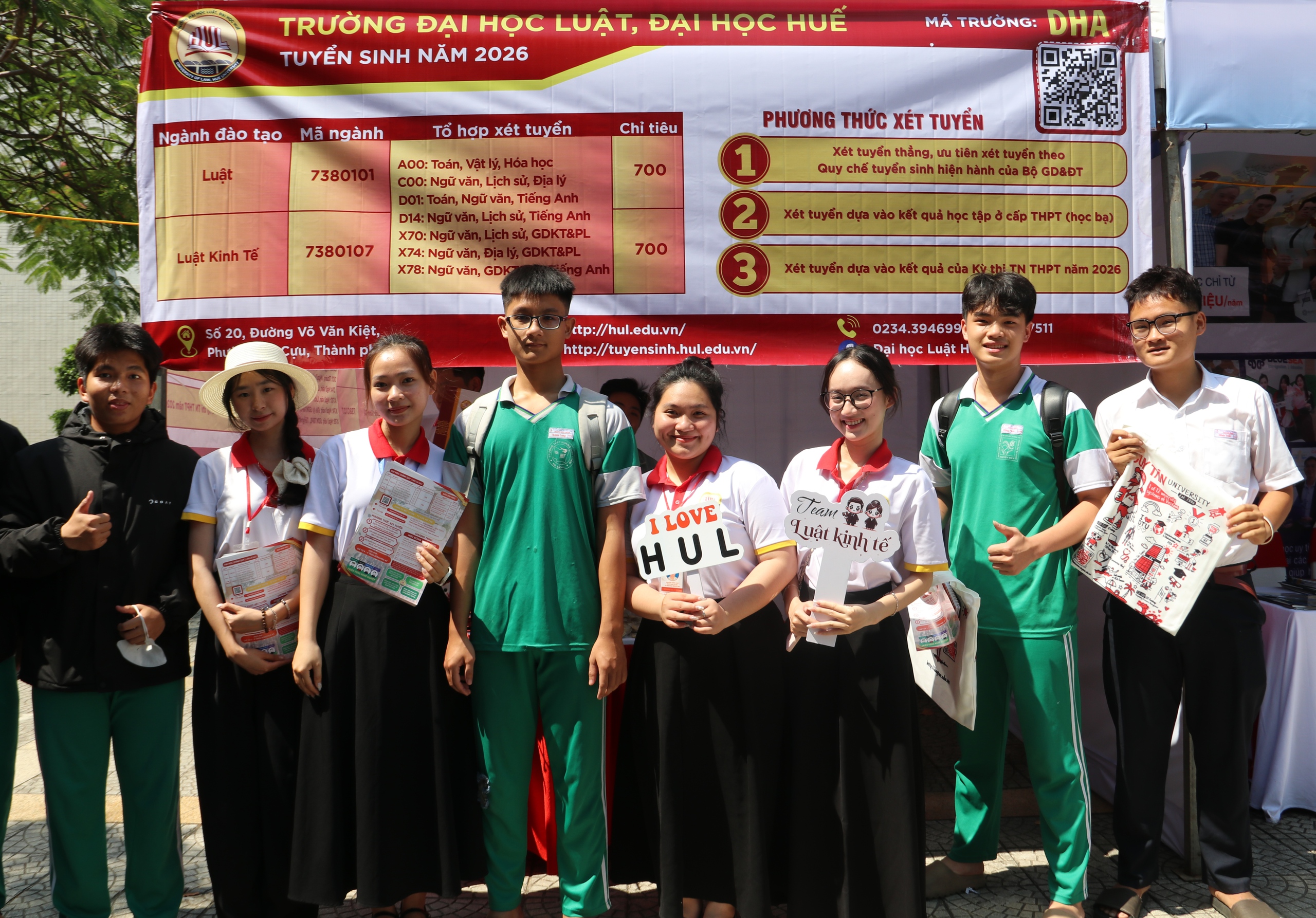 Tư vấn m&ugrave;a thi: Gian h&agrave;ng 'n&oacute;ng' từ s&aacute;ng sớm, học sinh săn cơ hội tương lai - Ảnh 26.